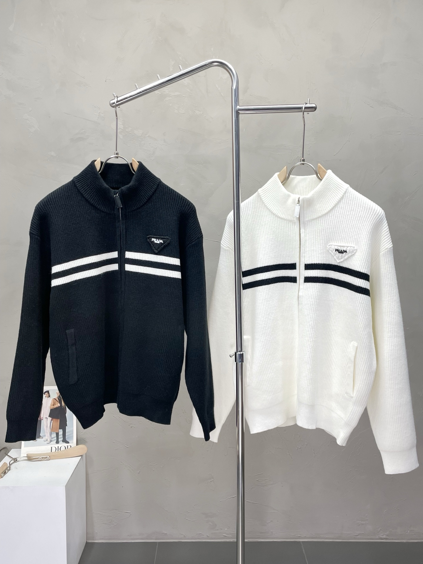 NO:568003,.Prada exclusively supplies autumn and winter new original men's casual sweater jackets. High-end customization. High version. Fashionable and versatile original imported fabrics with logo pattern design. Super soft and delicate feel. Skin-friendly and comfortable to wear. High-end boutique. The upper body is exquisitely made by the factory. Men's must-have items. Three complete standards. Sizes M-3XL, prada, prada, jackets & coats, sweaters, alexander wang19860909.Prada普拉达独家专供秋冬新款原单男士休闲毛衣外套 高端定制 高版本 时尚百搭爆款原版进口面料 logo图案设计 手感超柔软细腻 穿着亲肤舒适 高端精品 代工厂精细做上身非常赞 男士必备单品 三标齐全 尺码M-3XL,,prada,prada,jackets & coats,sweaters,alexander wang,Men's clothing