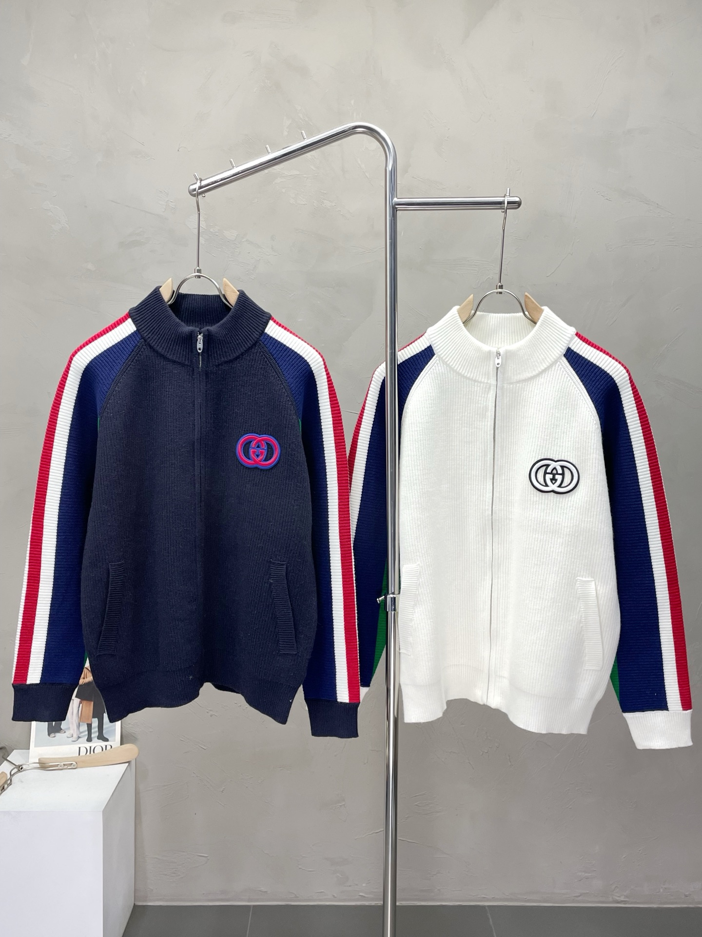 NO:568008,.Gucci Gucci exclusively supplies new autumn and winter original men's casual sweater jackets. High-end customization. High version. Fashionable and versatile original imported fabrics. Logo pattern design. Super soft and delicate feel. Skin-friendly and comfortable to wear. High-end boutique. The upper body is finely made by the factory. It is a must-have item for men. Three standards are complete. Sizes M-3XL,,gucci,gucci,jackets & coats,sweaters,alexander wang19860909.Gucci古驰独家专供秋冬新款原单男士休闲毛衣外套 高端定制 高版本 时尚百搭爆款原版进口面料 logo图案设计 手感超柔软细腻 穿着亲肤舒适 高端精品 代工厂精细做上身非常赞 男士必备单品 三标齐全 尺码M-3XL,,gucci,gucci,jackets & coats,sweaters,alexander wang,Men's clothing