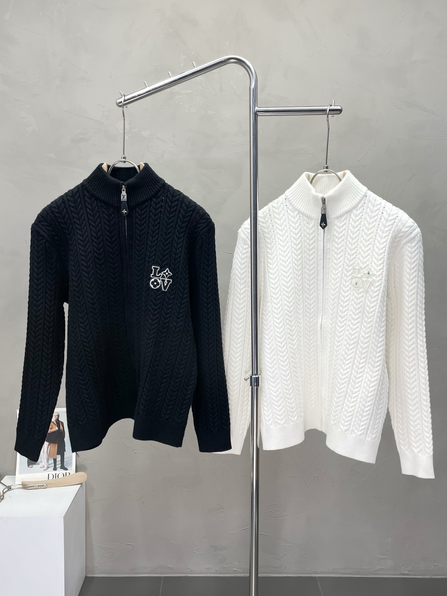 NO:568012,.Louis Vuitton Louis Vuitton exclusively provides autumn and winter new original men's casual sweater jackets. High-end customization. High version. Fashionable and versatile original imported fabrics. Logo pattern design. Super soft and delicate feel. Skin-friendly and comfortable to wear. High-end boutique. The upper body is exquisitely made by the factory. Men's essential items. Three standards are complete. Sizes M-3XL, louis vuitton, louis vuitton, jackets & coats, sweaters, alexander wang19860909.Louis Vuitton路易威登独家专供秋冬新款原单男士休闲毛衣外套 高端定制 高版本 时尚百搭爆款原版进口面料 logo图案设计 手感超柔软细腻 穿着亲肤舒适 高端精品 代工厂精细做上身非常赞 男士必备单品 三标齐全 尺码M-3XL,,louis vuitton,louis vuitton,jackets & coats,sweaters,alexander wang,Men's clothing