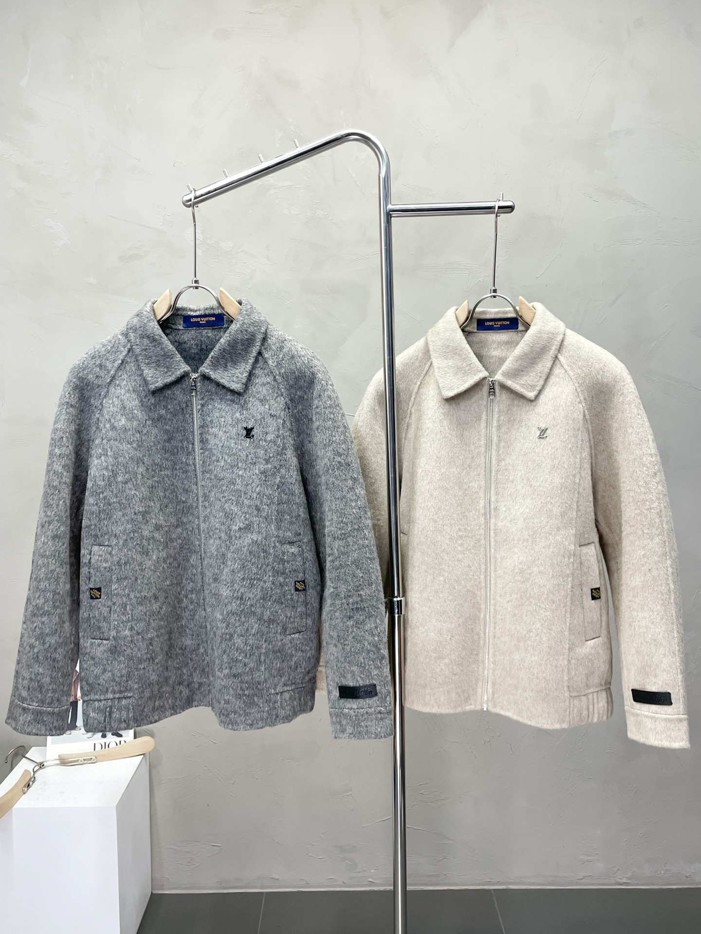 NO:540846,.Short coat - Louis Vuitton exclusively offers new original single men's wool double-sided wool jackets, short zipper classic wool jackets, channels and special supply, high-end goods official website, counter synchronization, old money style, simple and classic hit style. Simple and neat and refreshing business, the quality workmanship details can stand any form of inspection, absolutely large manufacturers produce OEM, presenting a brand new look, giving you a unique upper body experience!  All of them have undergone strict selection process, original customized buttons, simple, generous and versatile style, elegant and handsome on the upper body, and a brand new visual feeling!  Invincible appearance, the details are very good, the upper body is not picky, and the must-have model is reserved. The number of code M-3XL (most half the size), louis vuitton, louis vuitton, jackets & coats, alexander wang19860909.短款大衣-Louis Vuitton路易威登独家专供新款原单男士羊毛双面呢外套短款拉链经典毛呢外套渠道特供 高端货官网柜台同步 老钱风格 简约经典大爆款.简洁利落又清爽商务,品质做工细节经得起任何形式检验,绝对大厂代工出品 呈现一种焕然一新,赋予你与众不同的上身体验！均经过严格的挑选工序,原版定制纽扣,简约大方百搭款 上身优雅帅气,焕然一新的即视感！品相无敌,细节都很到位,上身不挑人,必入的自留款. 码数M-3XL（偏大半码）,,louis vuitton,louis vuitton,jackets & coats,alexander wang,Men's clothing