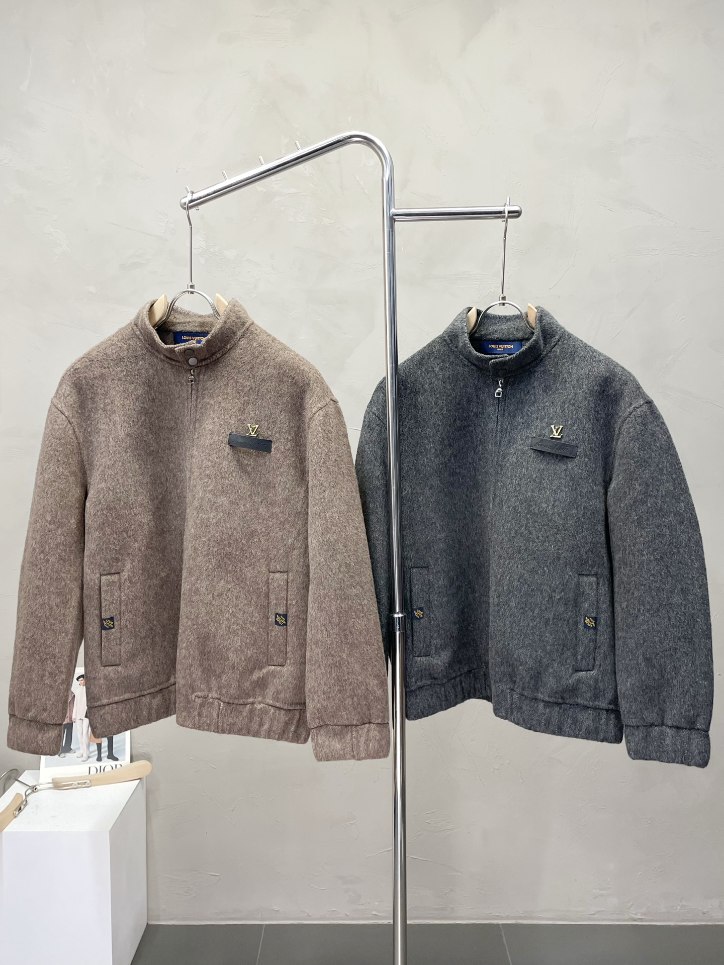 NO:537834,.Short coat - Louis Vuitton exclusively offers new original single men's wool double-sided wool jackets, short zipper classic wool jackets, channels and special supply, high-end goods official website, counter synchronization, old money style, simple and classic hit style. Simple and neat and refreshing business, the quality workmanship details can stand any form of inspection, absolutely large manufacturers produce OEM, presenting a brand new look, giving you a unique upper body experience!  All of them have undergone strict selection process, original customized buttons, simple, generous and versatile style, elegant and handsome on the upper body, and a brand new visual feeling!  Invincible appearance, the details are very good, the upper body is not picky, and the must-have model is reserved. The number of code M-3XL (most half the size), louis vuitton, louis vuitton, jackets & coats, alexander wang19860909.短款大衣-Louis Vuitton路易威登独家专供新款原单男士羊毛双面呢外套短款拉链经典毛呢外套渠道特供 高端货官网柜台同步 老钱风格 简约经典大爆款.简洁利落又清爽商务,品质做工细节经得起任何形式检验,绝对大厂代工出品 呈现一种焕然一新,赋予你与众不同的上身体验！均经过严格的挑选工序,原版定制纽扣,简约大方百搭款 上身优雅帅气,焕然一新的即视感！品相无敌,细节都很到位,上身不挑人,必入的自留款. 码数M-3XL（偏大半码）,,louis vuitton,louis vuitton,jackets & coats,alexander wang,Men's clothing