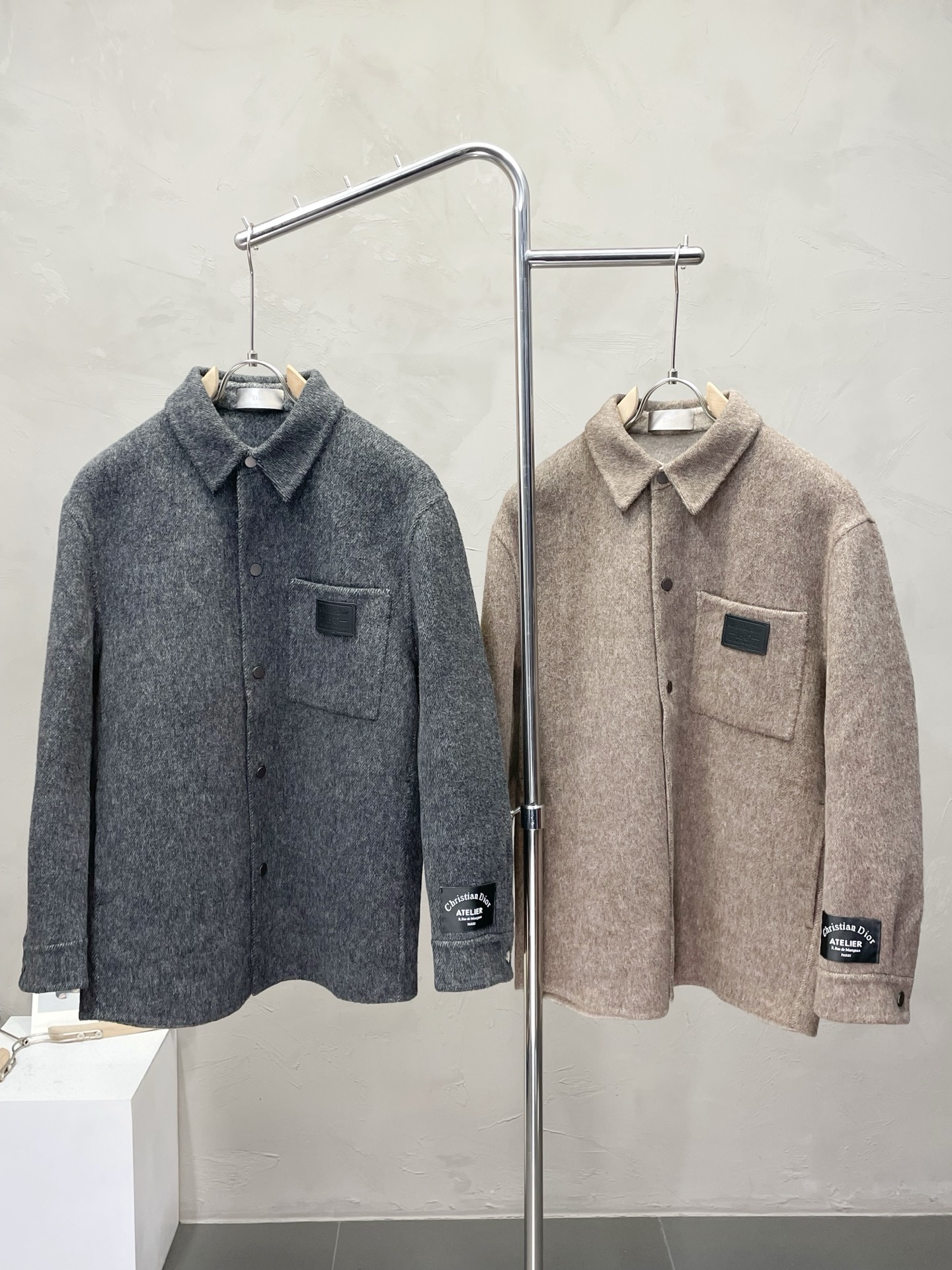 NO:563928,.Short coat - Dior exclusively offers new original men's wool double-sided woolen coats, short breasted classic woolen coats. Special channel supply. High-end goods official website counter synchronization. Old money style. Simple and classic popular style. Simple, neat and refreshing business. The quality workmanship details can withstand any form of inspection. It is definitely produced by a major factory. It presents a brand new look and gives you a unique upper body experience!  All have gone through a strict selection process, original custom-made buttons, simple, elegant and versatile styles. The upper body is elegant and handsome, giving you a brand new sense of sight!  The appearance is incomparable, the details are in place, the upper body is not picky, a must-have for yourself. Size M-3XL (slim fit), dior, dior, jackets & coats, alexander wang19860909.短款大衣- Dior迪奥独家专供新款原单男士羊毛双面呢外套短款排扣经典毛呢外套渠道特供 高端货官网柜台同步 老钱风格 简约经典大爆款.简洁利落又清爽商务,品质做工细节经得起任何形式检验,绝对大厂代工出品 呈现一种焕然一新,赋予你与众不同的上身体验！均经过严格的挑选工序,原版定制纽扣,简约大方百搭款 上身优雅帅气,焕然一新的即视感！品相无敌,细节都很到位,上身不挑人,必入的自留款. 码数M-3XL（修身）,,dior,dior,jackets & coats,alexander wang,Men's clothing