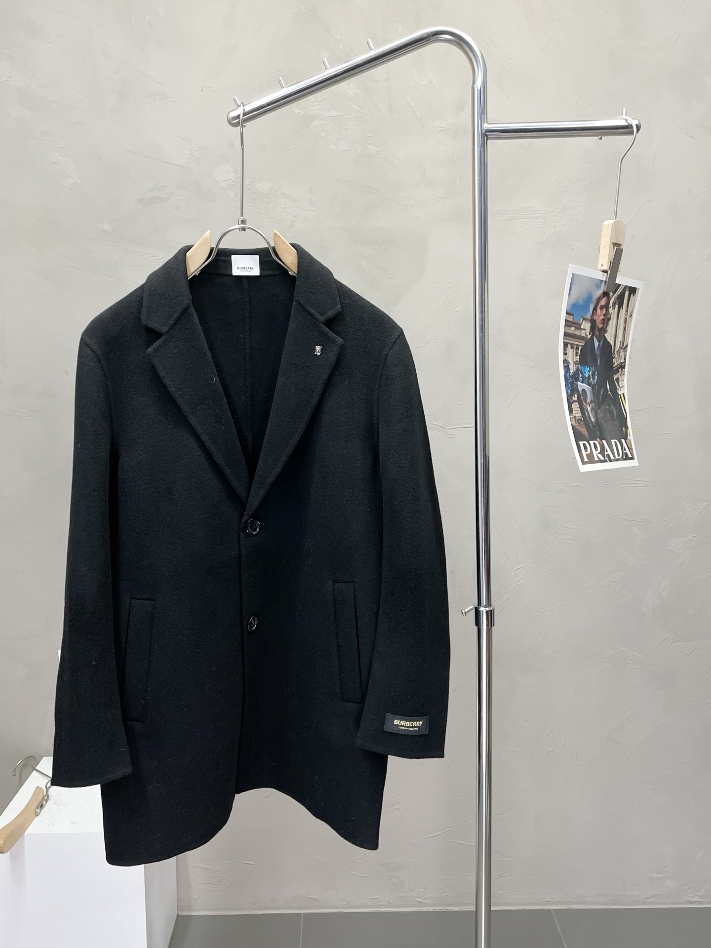 NO:573400,.Mid-length coat - BURBERRY exclusively supplies new original men's wool double-sided woolen coats, classic button suits and woolen coats. Special channel supply. High-end goods official website counter synchronization. Simple and classic popular style. Simple, neat and refreshing business, quality workmanship details can withstand any form of inspection, definitely produced by a major factory, presenting a brand new look, giving you a unique upper body experience!  All have gone through a strict selection process, original custom-made buttons, simple, elegant and versatile styles. The upper body is elegant and handsome, giving you a brand new sense of sight!  The appearance is incomparable, the details are in place, the upper body is not picky, a must-have for yourself. Size M-3XL (slim fit),, burberry, burberry, jackets & coats, alexander wang19860909.中长款大衣-BURBERRY巴宝莉独家专供新款原单男士羊毛双面呢外套经典钮扣西服毛呢外套渠道特供 高端货官网柜台同步 简约经典大爆款.简洁利落又清爽商务,品质做工细节经得起任何形式检验,绝对大厂代工出品 呈现一种焕然一新,赋予你与众不同的上身体验！均经过严格的挑选工序,原版定制纽扣,简约大方百搭款 上身优雅帅气,焕然一新的即视感！品相无敌,细节都很到位,上身不挑人,必入的自留款. 码数M-3XL（修身）,,burberry,burberry,jackets & coats,alexander wang,Men's clothing