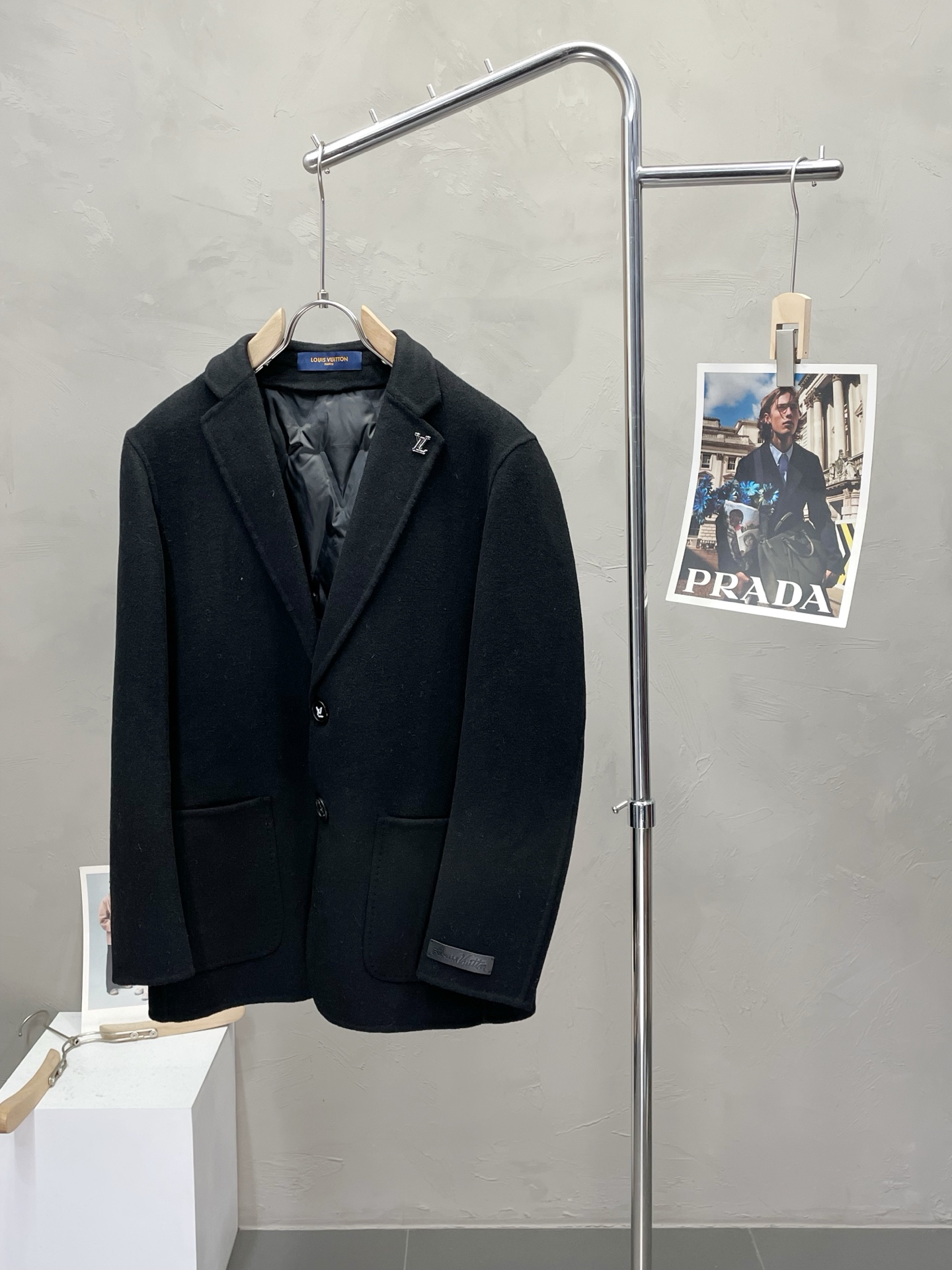 NO:571415,.Short coat-Louis Vuitton Louis Vuitton exclusively offers new original men's wool double-sided woolen coats. Classic button suits and woolen coats. Special channel supply. High-end goods official website counter synchronization. Simple and classic hot style. Add a down liner inside to double the warmth!  Detachable design!  Simple, neat and refreshing for business!  The quality workmanship and details can withstand any form of inspection. It is definitely produced by a major factory and presents a brand new look, giving you a unique upper body experience!  All have gone through a strict selection process, original custom-made buttons, simple, elegant and versatile styles. The upper body is elegant and handsome, giving you a brand new sense of sight!  The appearance is incomparable, the details are in place, the upper body is not picky, and it is a must-have. Size M-4XL (slim fit),, louis vuitton, louis vuitton, jackets & coats, down jacket, alexander wang19860909.短款大衣-Louis Vuitton路易威登独家专供新款原单男士羊毛双面呢外套经典钮扣西服毛呢外套渠道特供 高端货官网柜台同步 简约经典大爆款.内里增添羽绒内胆 保暖效果倍增！可拆卸设计！简洁利落又清爽商务！品质做工细节经得起任何形式检验,绝对大厂代工出品 呈现一种焕然一新,赋予你与众不同的上身体验！均经过严格的挑选工序,原版定制纽扣,简约大方百搭款 上身优雅帅气,焕然一新的即视感！品相无敌,细节都很到位,上身不挑人,必入的自留款. 码数M-4XL（修身）,,louis vuitton,louis vuitton,jackets & coats,down jacket,alexander wang,Men's clothing