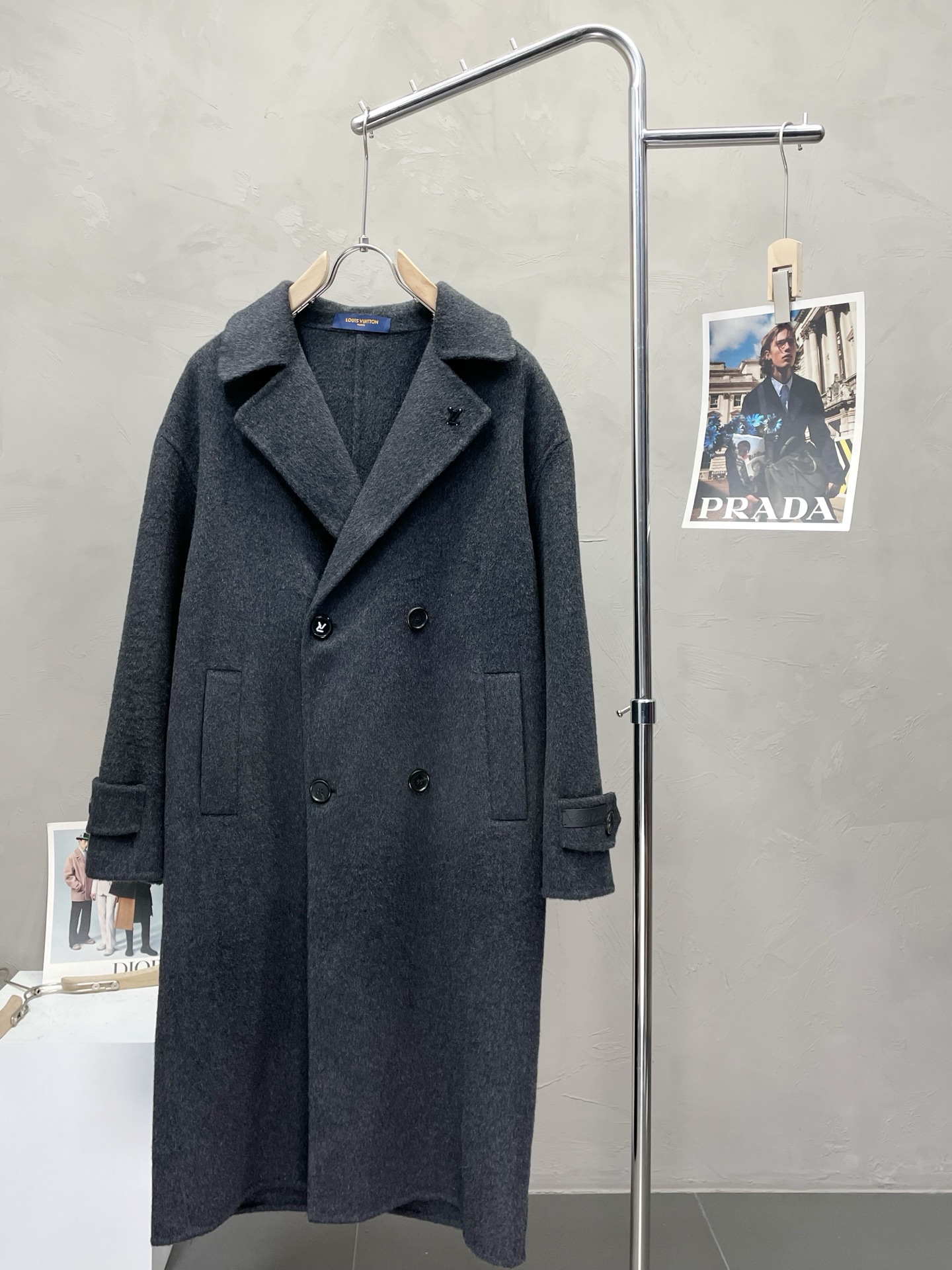 NO:548850,.Long coat - Louis Vuitton exclusively supplies new original single men's wool double-sided wool coat, long double-breasted classic wool coat, channel special supply, high-end goods official website, counter synchronization, simple and classic hit style. Simple and neat and refreshing business, quality workmanship details can stand any form of inspection, absolutely large manufacturers produce OEM, presenting a brand new look, giving you a unique upper body experience!  All of them have undergone strict selection process, original customized buttons, simple, generous and versatile style, elegant and handsome on the upper body, and a brand new visual feeling!  Invincible appearance, the details are very good, the upper body is not picky, and the must-have model is reserved. S-2XL (large), louis vuitton, louis vuitton, jackets & coats, alexander wang19860909.长款大衣-Louis Vuitton路易威登独家专供新款原单男士羊毛双面呢大衣长款双排扣经典毛呢外套渠道特供 高端货官网柜台同步 简约经典大爆款.简洁利落又清爽商务,品质做工细节经得起任何形式检验,绝对大厂代工出品 呈现一种焕然一新,赋予你与众不同的上身体验！均经过严格的挑选工序,原版定制纽扣,简约大方百搭款 上身优雅帅气,焕然一新的即视感！品相无敌,细节都很到位,上身不挑人,必入的自留款. 码数S-2XL（偏大）,,louis vuitton,louis vuitton,jackets & coats,alexander wang,Men's clothing