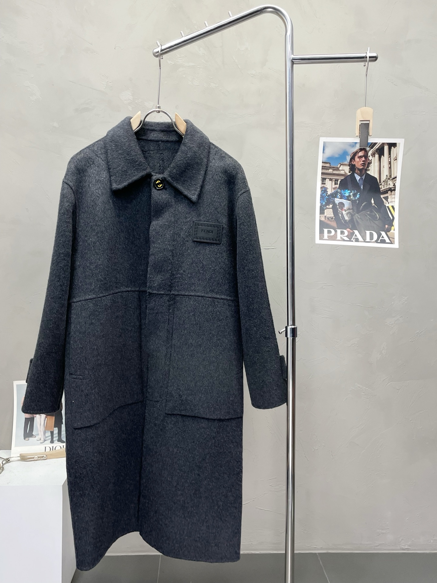 NO:571421,.Long coat - FENDI Fendi exclusively provides new original men's wool double-sided woolen coat, long breasted classic woolen coat channel special supply, high-end goods official website counter synchronization, simple and classic popular style. Simple, neat and refreshing business, quality workmanship details can withstand any form of inspection, definitely produced by a major factory, presenting a brand new look, giving you a unique upper body experience!  All have gone through a strict selection process, original custom-made buttons, simple, elegant and versatile styles. The upper body is elegant and handsome, giving you a brand new sense of sight!  The appearance is incomparable, the details are in place, the upper body is not picky, and it is a must-have. Size S-2XL (too large),, fendi, fendi, jackets & coats, alexander wang19860909.长款大衣-FENDI芬迪独家专供新款原单男士羊毛双面呢大衣长款排扣经典毛呢外套渠道特供 高端货官网柜台同步 简约经典大爆款.简洁利落又清爽商务,品质做工细节经得起任何形式检验,绝对大厂代工出品 呈现一种焕然一新,赋予你与众不同的上身体验！均经过严格的挑选工序,原版定制纽扣,简约大方百搭款 上身优雅帅气,焕然一新的即视感！品相无敌,细节都很到位,上身不挑人,必入的自留款. 码数S-2XL（偏大）,,fendi,fendi,jackets & coats,alexander wang,Men's clothing