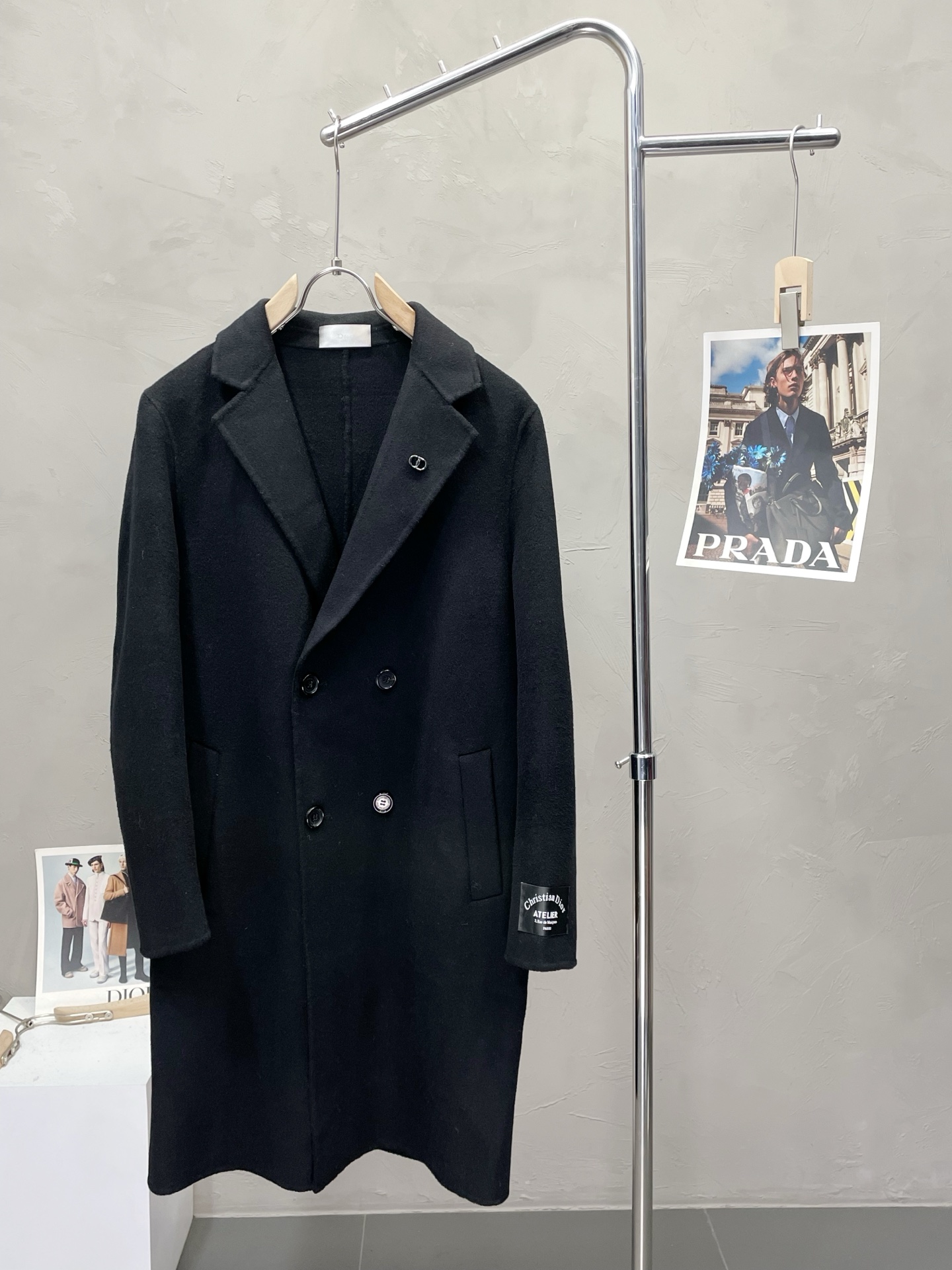 NO:573412,.Long coat - Dior exclusively offers new original men's wool double-sided woolen coat, long breasted classic woolen coat channel special supply, high-end goods official website counter synchronization, simple and classic popular style. Simple, neat and refreshing business, quality workmanship details can withstand any form of inspection, definitely produced by a major factory, presenting a brand new look, giving you a unique upper body experience!  All have gone through a strict selection process, original custom-made buttons, simple, elegant and versatile styles. The upper body is elegant and handsome, giving you a brand new sense of sight!  The appearance is incomparable, the details are in place, the upper body is not picky, it is a must-have for your own use. Size M-4XL,, dior, dior, jackets & coats, alexander wang19860909.长款大衣- Dior迪奥独家专供新款原单男士羊毛双面呢大衣长款排扣经典毛呢外套渠道特供 高端货官网柜台同步 简约经典大爆款.简洁利落又清爽商务,品质做工细节经得起任何形式检验,绝对大厂代工出品 呈现一种焕然一新,赋予你与众不同的上身体验！均经过严格的挑选工序,原版定制纽扣,简约大方百搭款 上身优雅帅气,焕然一新的即视感！品相无敌,细节都很到位,上身不挑人,必入的自留款. 码数M-4XL,,dior,dior,jackets & coats,alexander wang,Men's clothing