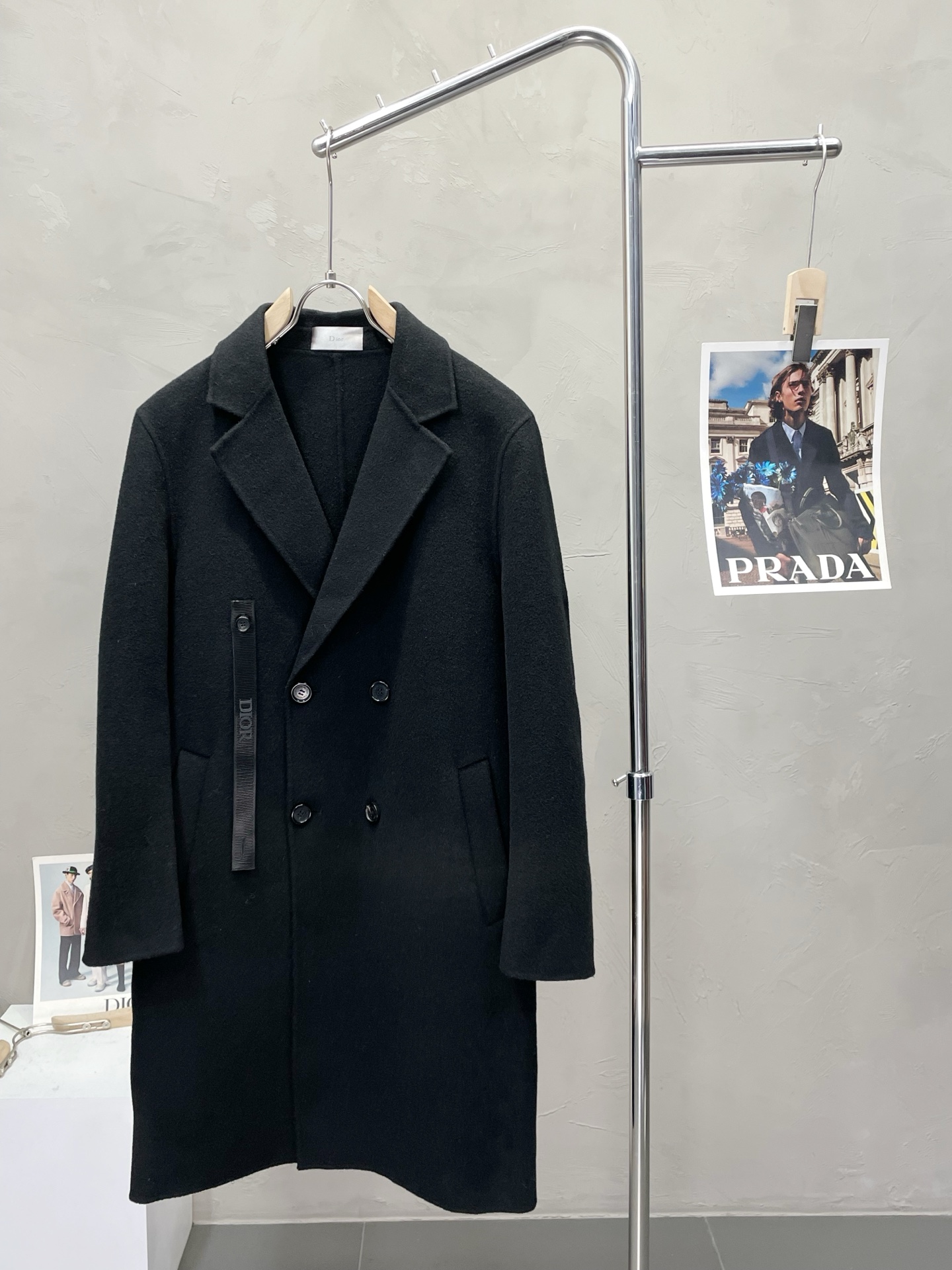 NO:540859,.Long coat - Dior exclusively offers new original single men's wool double-sided wool coat double-breasted classic wool coat channel special supply high-end goods official website counter synchronization simple classic big hit. Simple and neat and refreshing business, quality workmanship details can stand any form of inspection, absolutely produced by a large manufacturer, presenting a brand new look, giving you a unique upper body experience!  All of them have undergone strict selection process, original customized buttons, simple, generous and versatile style, elegant and handsome on the upper body, and a brand new visual feeling!  Invincible appearance, the details are very good, and the upper body is not picky, and you must buy your own model. The number of codes M-4XL, dior, dior, jackets & coats, alexander wang19860909.长款大衣- Dior迪奥独家专供新款原单男士羊毛双面呢大衣双排扣经典毛呢外套渠道特供 高端货官网柜台同步 简约经典大爆款.简洁利落又清爽商务,品质做工细节经得起任何形式检验,绝对大厂代工出品 呈现一种焕然一新,赋予你与众不同的上身体验！均经过严格的挑选工序,原版定制纽扣,简约大方百搭款 上身优雅帅气,焕然一新的即视感！品相无敌,细节都很到位,上身不挑人,必入的自留款. 码数M-4XL,,dior,dior,jackets & coats,alexander wang,Men's clothing