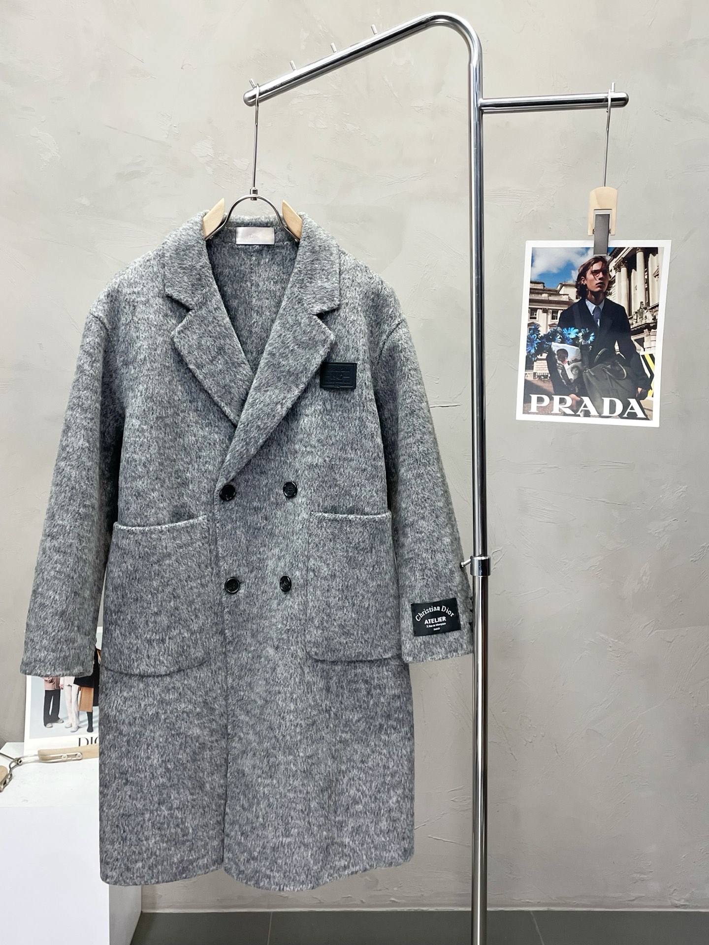 NO:573415,.Long coat - Dior exclusively supplies the new original men's wool double-sided woolen coat, double-breasted classic woolen coat channel special supply. High-end goods official website counter synchronization, simple and classic popular style. Simple, neat and refreshing business, quality workmanship details can withstand any form of inspection, definitely produced by a major factory, presenting a brand new look, giving you a unique upper body experience!  All have gone through a strict selection process, original custom-made buttons, simple, elegant and versatile styles. The upper body is elegant and handsome, giving you a brand new sense of sight!  The appearance is incomparable, the details are in place, the upper body is not picky, and it is a must-have. Size S-2XL (too large), dior, dior, jackets & coats, alexander wang19860909.长款大衣- Dior迪奥独家专供新款原单男士羊毛双面呢大衣双排扣经典毛呢外套渠道特供 高端货官网柜台同步 简约经典大爆款.简洁利落又清爽商务,品质做工细节经得起任何形式检验,绝对大厂代工出品 呈现一种焕然一新,赋予你与众不同的上身体验！均经过严格的挑选工序,原版定制纽扣,简约大方百搭款 上身优雅帅气,焕然一新的即视感！品相无敌,细节都很到位,上身不挑人,必入的自留款. 码数S-2XL（偏大）,,dior,dior,jackets & coats,alexander wang,Men's clothing