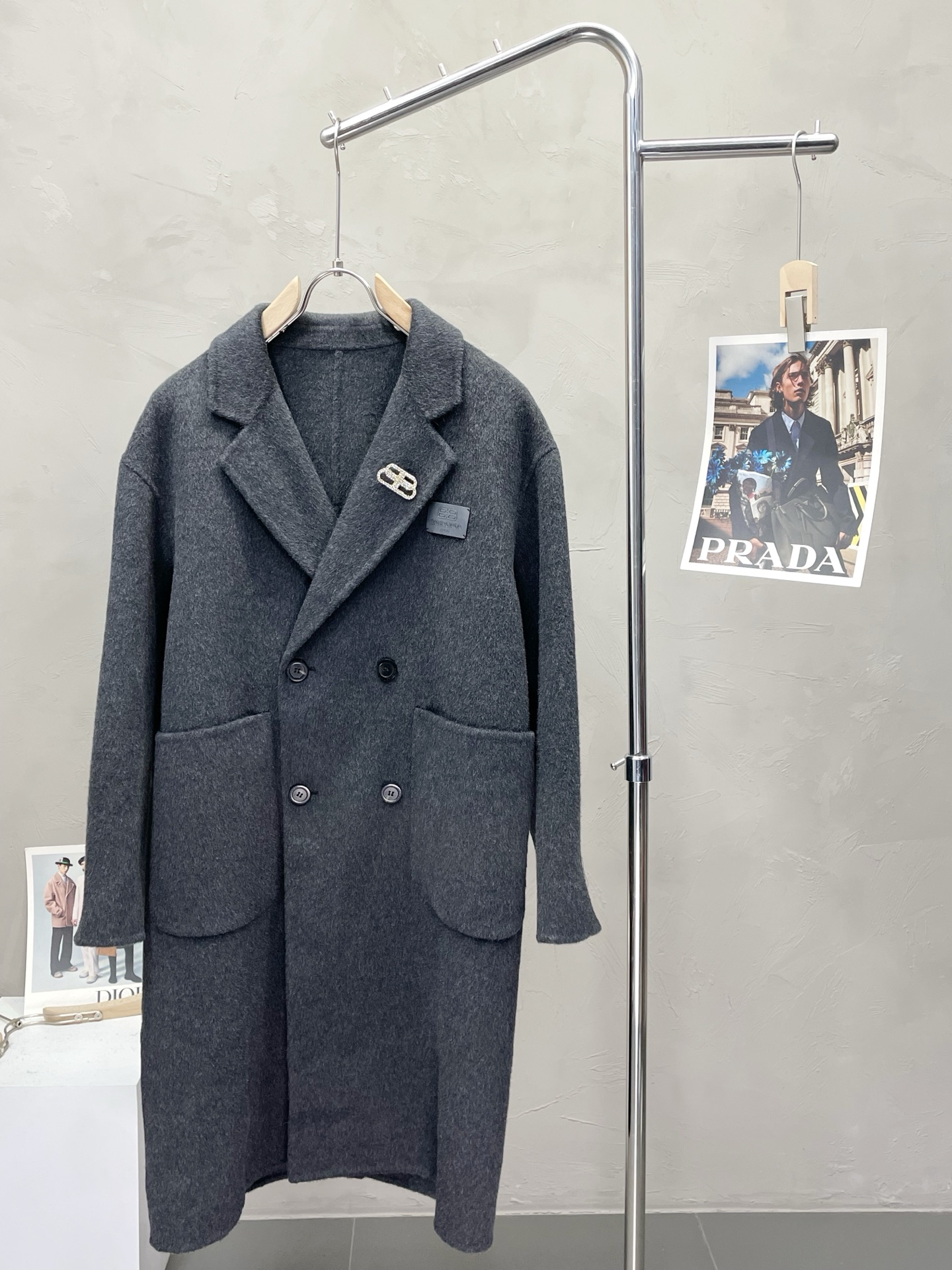 NO:563944,.Long coat - Balenciaga exclusively supplies new original men's wool double-sided woolen coats, double-breasted classic woolen coats. Specially available through channels. High-end products are synchronized with the official website counter. Simple and classic popular styles. Simple, neat and refreshing business, the quality workmanship details can withstand any form of inspection. It is definitely produced by a major factory. It presents a brand new look and gives you a unique upper body experience!  All have gone through a strict selection process, original custom-made buttons, simple, elegant and versatile styles. The upper body is elegant and handsome, giving you a brand new sense of sight!  The appearance is incomparable, the details are in place, the upper body is not picky, and it is a must-have. Size S-2XL (too large),,balenciaga,balenciaga,jackets & coats,alexander wang19860909.长款大衣- Balenciaga巴黎世家独家专供新款原单男士羊毛双面呢大衣双排扣经典毛呢外套渠道特供 高端货官网柜台同步 简约经典大爆款.简洁利落又清爽商务,品质做工细节经得起任何形式检验,绝对大厂代工出品 呈现一种焕然一新,赋予你与众不同的上身体验！均经过严格的挑选工序,原版定制纽扣,简约大方百搭款 上身优雅帅气,焕然一新的即视感！品相无敌,细节都很到位,上身不挑人,必入的自留款. 码数S-2XL（偏大）,,balenciaga,balenciaga,jackets & coats,alexander wang,Men's clothing