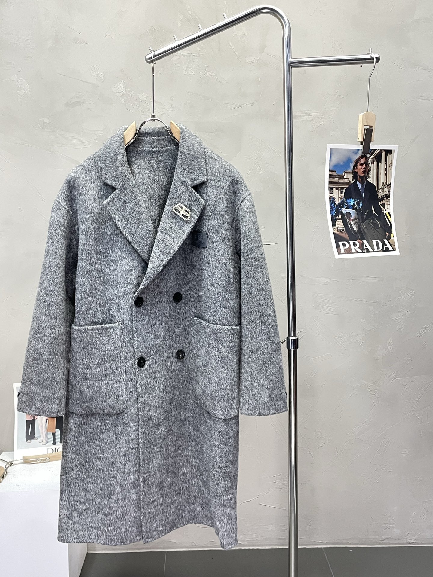 NO:573421,.Long coat - Balenciaga exclusively supplies new original men's wool double-sided woolen coats, double-breasted classic woolen coats. Specially available through channels. High-end products are synchronized with the official website counter. Simple and classic popular styles. Simple, neat and refreshing business, the quality workmanship details can withstand any form of inspection. It is definitely produced by a major factory. It presents a brand new look and gives you a unique upper body experience!  All have gone through a strict selection process, original custom-made buttons, simple, elegant and versatile styles. The upper body is elegant and handsome, giving you a brand new sense of sight!  The appearance is incomparable, the details are in place, the upper body is not picky, and it is a must-have. Size S-2XL (too large),,balenciaga,balenciaga,jackets & coats,alexander wang19860909.长款大衣- Balenciaga巴黎世家独家专供新款原单男士羊毛双面呢大衣双排扣经典毛呢外套渠道特供 高端货官网柜台同步 简约经典大爆款.简洁利落又清爽商务,品质做工细节经得起任何形式检验,绝对大厂代工出品 呈现一种焕然一新,赋予你与众不同的上身体验！均经过严格的挑选工序,原版定制纽扣,简约大方百搭款 上身优雅帅气,焕然一新的即视感！品相无敌,细节都很到位,上身不挑人,必入的自留款. 码数S-2XL（偏大）,,balenciaga,balenciaga,jackets & coats,alexander wang,Men's clothing