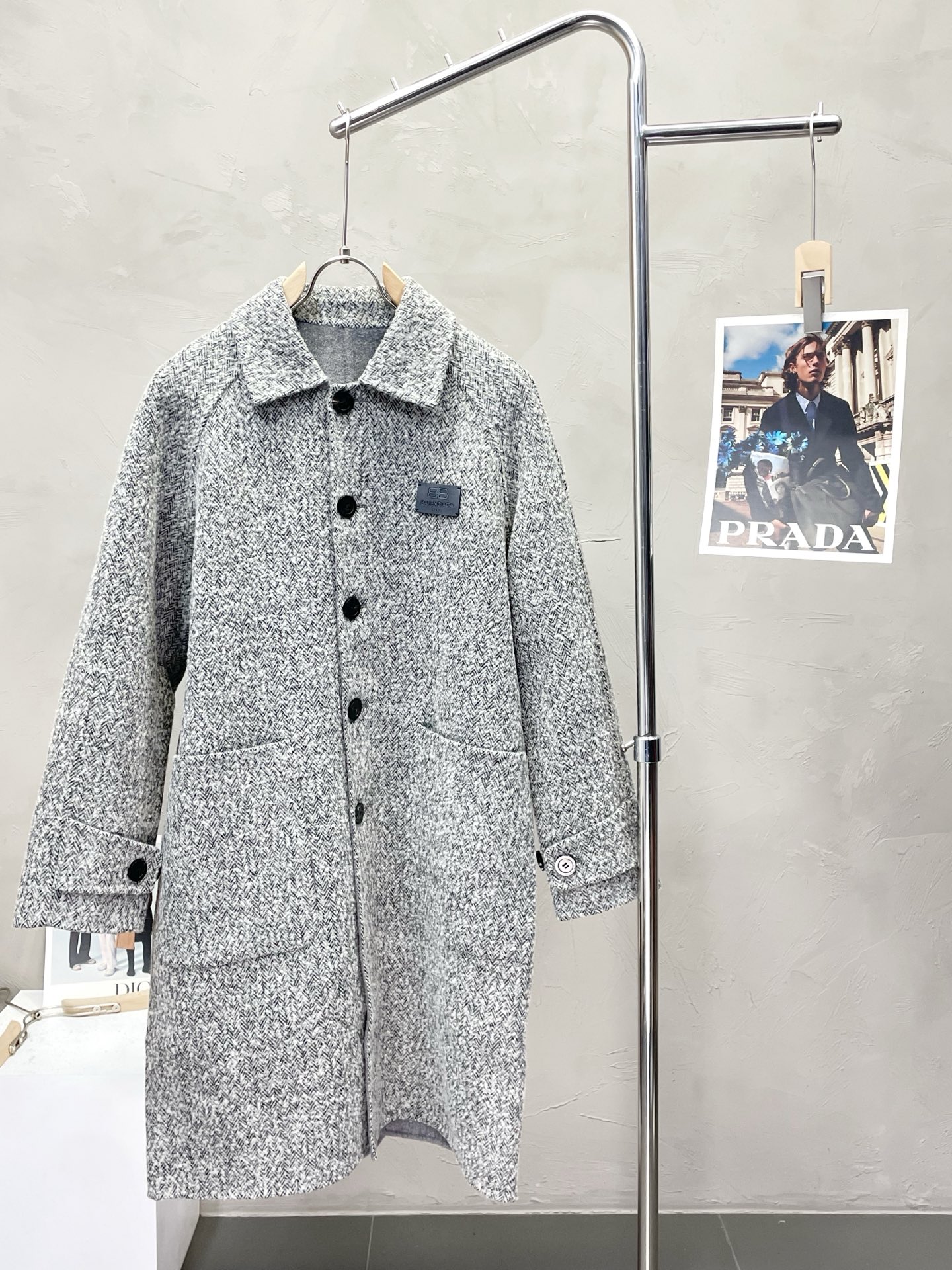 NO:571407,.Long coat - Balenciaga exclusively supplies new original men's double-sided wool coats, buttoned classic woolen coats. Special channel supply. High-end goods official website counter synchronization. Simple and classic popular style. Simple, neat and refreshing business, quality workmanship details can withstand any form of inspection, definitely produced by a major factory, presenting a brand new look, giving you a unique upper body experience!  All have gone through a strict selection process, original custom-made buttons, simple, elegant and versatile styles. The upper body is elegant and handsome, giving you a brand new sense of sight!  The appearance is incomparable, the details are in place, the upper body is not picky, and it is a must-have. Size S-XL (larger),,balenciaga,balenciaga,jackets & coats,alexander wang19860909.长款大衣- Balenciaga巴黎世家独家专供新款原单男士羊毛双面呢大衣排扣经典毛呢外套渠道特供 高端货官网柜台同步 简约经典大爆款.简洁利落又清爽商务,品质做工细节经得起任何形式检验,绝对大厂代工出品 呈现一种焕然一新,赋予你与众不同的上身体验！均经过严格的挑选工序,原版定制纽扣,简约大方百搭款 上身优雅帅气,焕然一新的即视感！品相无敌,细节都很到位,上身不挑人,必入的自留款. 码数S-XL（偏大）,,balenciaga,balenciaga,jackets & coats,alexander wang,Men's clothing