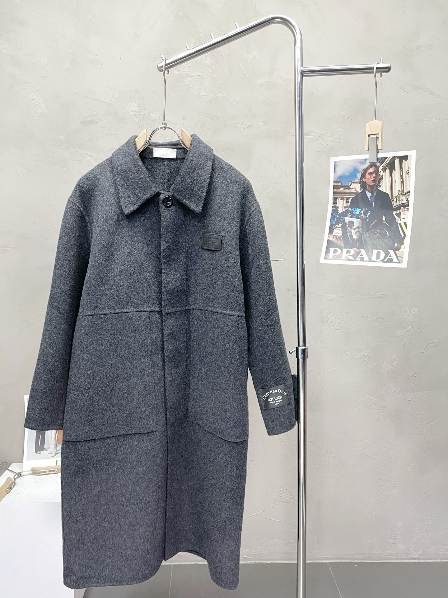 NO:571409,.Long coat - Dior exclusively offers new original men's double-sided woolen coats, buttoned classic woolen coats. Special channel supply. High-end goods official website counter synchronization. Simple and classic popular style. Simple, neat and refreshing business, quality workmanship details can withstand any form of inspection, definitely produced by a major factory, presenting a brand new look, giving you a unique upper body experience!  All have gone through a strict selection process, original custom-made buttons, simple, elegant and versatile styles. The upper body is elegant and handsome, giving you a brand new sense of sight!  The appearance is incomparable, the details are in place, the upper body is not picky, and it is a must-have. Size S-2XL (too large), dior, dior, jackets & coats, alexander wang19860909.长款大衣- Dior迪奥独家专供新款原单男士羊毛双面呢大衣排扣经典毛呢外套渠道特供 高端货官网柜台同步 简约经典大爆款.简洁利落又清爽商务,品质做工细节经得起任何形式检验,绝对大厂代工出品 呈现一种焕然一新,赋予你与众不同的上身体验！均经过严格的挑选工序,原版定制纽扣,简约大方百搭款 上身优雅帅气,焕然一新的即视感！品相无敌,细节都很到位,上身不挑人,必入的自留款. 码数S-2XL（偏大）,,dior,dior,jackets & coats,alexander wang,Men's clothing