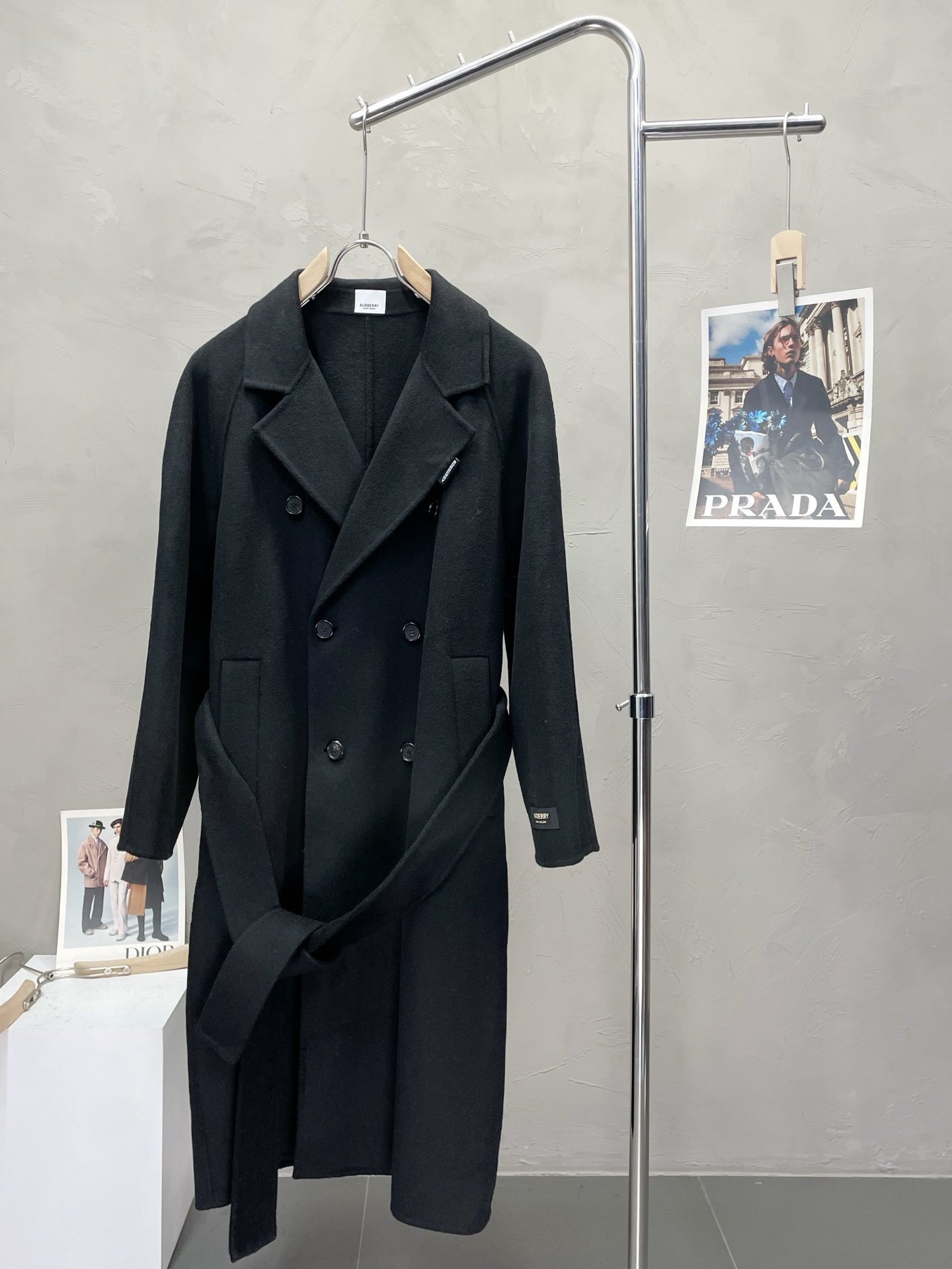 NO:548860,.Extra long coat - Balenciaga exclusively offers new original men's wool double-sided woolen coats, double-breasted classic woolen coats. Specially available through channels. High-end goods official website counter synchronization. Simple and classic popular style. Simple, neat and refreshing business, quality workmanship details can withstand any form of inspection, definitely produced by a major factory, presenting a brand new look, giving you a unique upper body experience!  All have gone through a strict selection process, original custom-made buttons, simple, elegant and versatile styles. The upper body is elegant and handsome, giving you a brand new sense of sight!  The appearance is incomparable, the details are in place, the upper body is not picky, and it is a must-have. Size S-2XL (too large),,balenciaga,balenciaga,jackets & coats,alexander wang19860909.超长款大衣- Balenciaga巴黎世家独家专供新款原单男士羊毛双面呢大衣双排扣经典毛呢外套渠道特供 高端货官网柜台同步 简约经典大爆款.简洁利落又清爽商务,品质做工细节经得起任何形式检验,绝对大厂代工出品 呈现一种焕然一新,赋予你与众不同的上身体验！均经过严格的挑选工序,原版定制纽扣,简约大方百搭款 上身优雅帅气,焕然一新的即视感！品相无敌,细节都很到位,上身不挑人,必入的自留款. 码数S-2XL（偏大）,,balenciaga,balenciaga,jackets & coats,alexander wang,Men's clothing