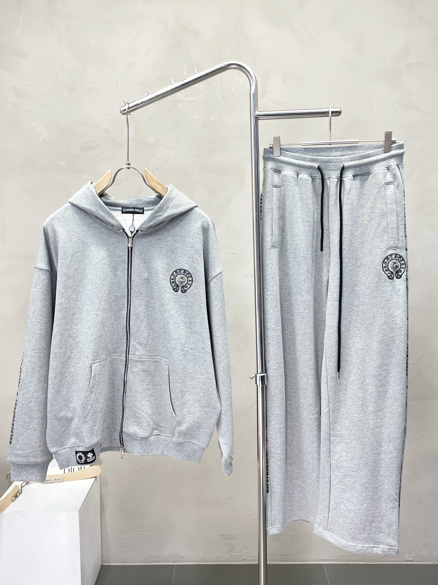 NO:537798,Tops and pants. Chrome hearts exclusively offers the same sports suit for the new counter, full of high-end feel!  The details are exquisite and high-end, and the workmanship is impeccable!  Imported fabrics are three-dimensional, exquisite and delicate. The original high-end double-sided jersey fabrics are very high-end!  Original zipper!  The fabric is crisp, wrinkle-resistant, wear-resistant, moisture absorption, quick drying and breathable, neat and stylish. S-XL, chrome hearts, chrome hearts, alexander wang19860909上衣、裤子.Chrome hearts克罗心独家专供新款专柜同款运动套装,高级感满满！细节精致高档,做工无可挑剔！进口面料 立体精致细腻.原版高端双面平纹针织面料很显高级！原版拉链！面料挺括抗皱耐磨,吸湿速干透气,利落有型.码数S-XL,,chrome hearts,chrome hearts,alexander wang,Men's clothing