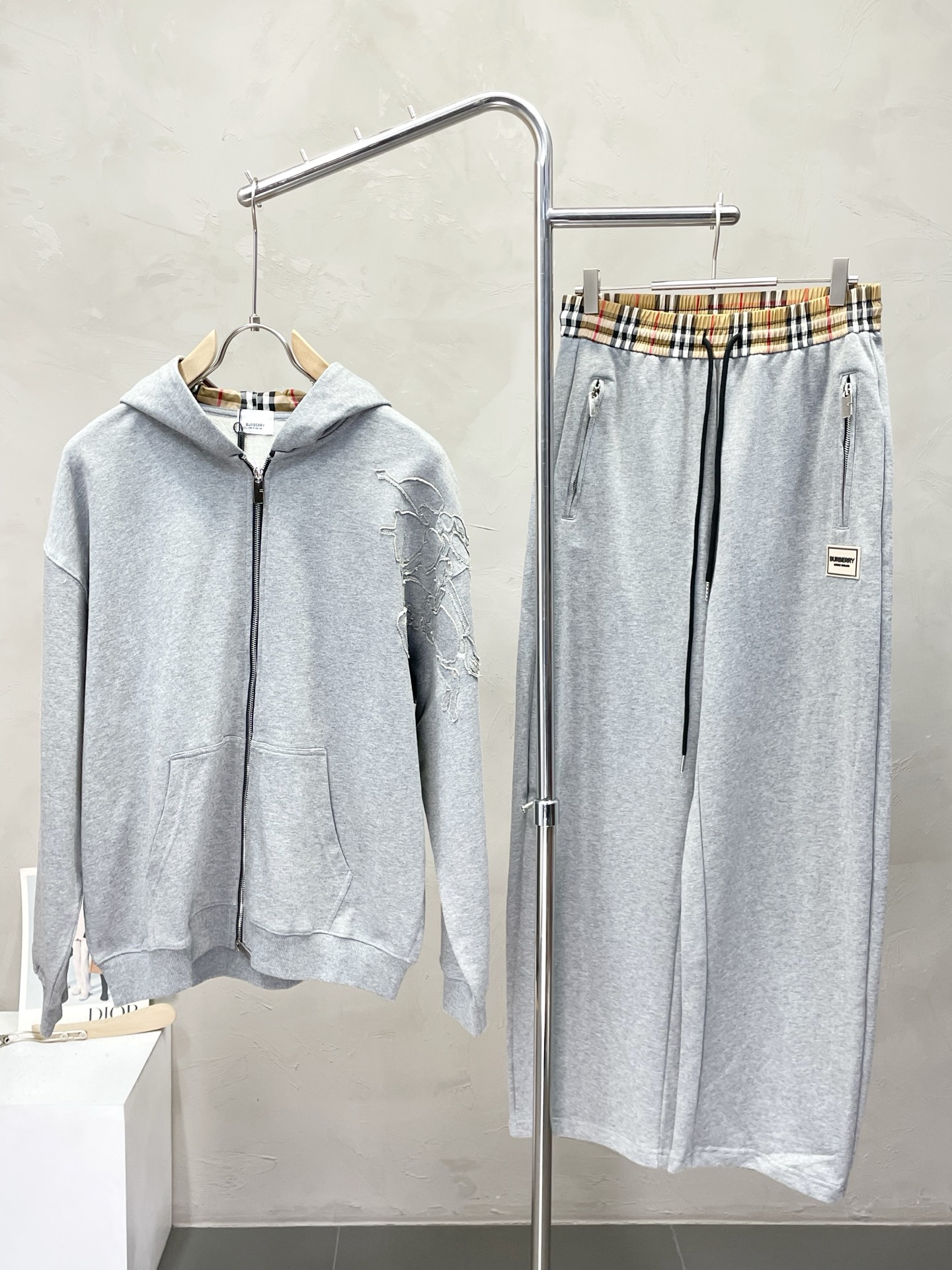 NO:537802,Tops and pants. Burberry exclusively offers the same sports suit for the new counter, full of high-end feel!  The details are exquisite and high-end, and the workmanship is impeccable!  Imported fabrics are three-dimensional, exquisite and delicate. The original high-end double-sided jersey fabrics are very high-end!  Original zipper!  The fabric is crisp, wrinkle-resistant, wear-resistant, moisture absorption, quick drying and breathable, neat and stylish. S-XL, burberry, burberry, alexander wang19860909上衣、裤子.Burberry巴宝莉独家专供新款专柜同款运动套装,高级感满满！细节精致高档,做工无可挑剔！进口面料 立体精致细腻.原版高端双面平纹针织面料很显高级！原版拉链！面料挺括抗皱耐磨,吸湿速干透气,利落有型.码数S-XL,,burberry,burberry,alexander wang,Men's clothing