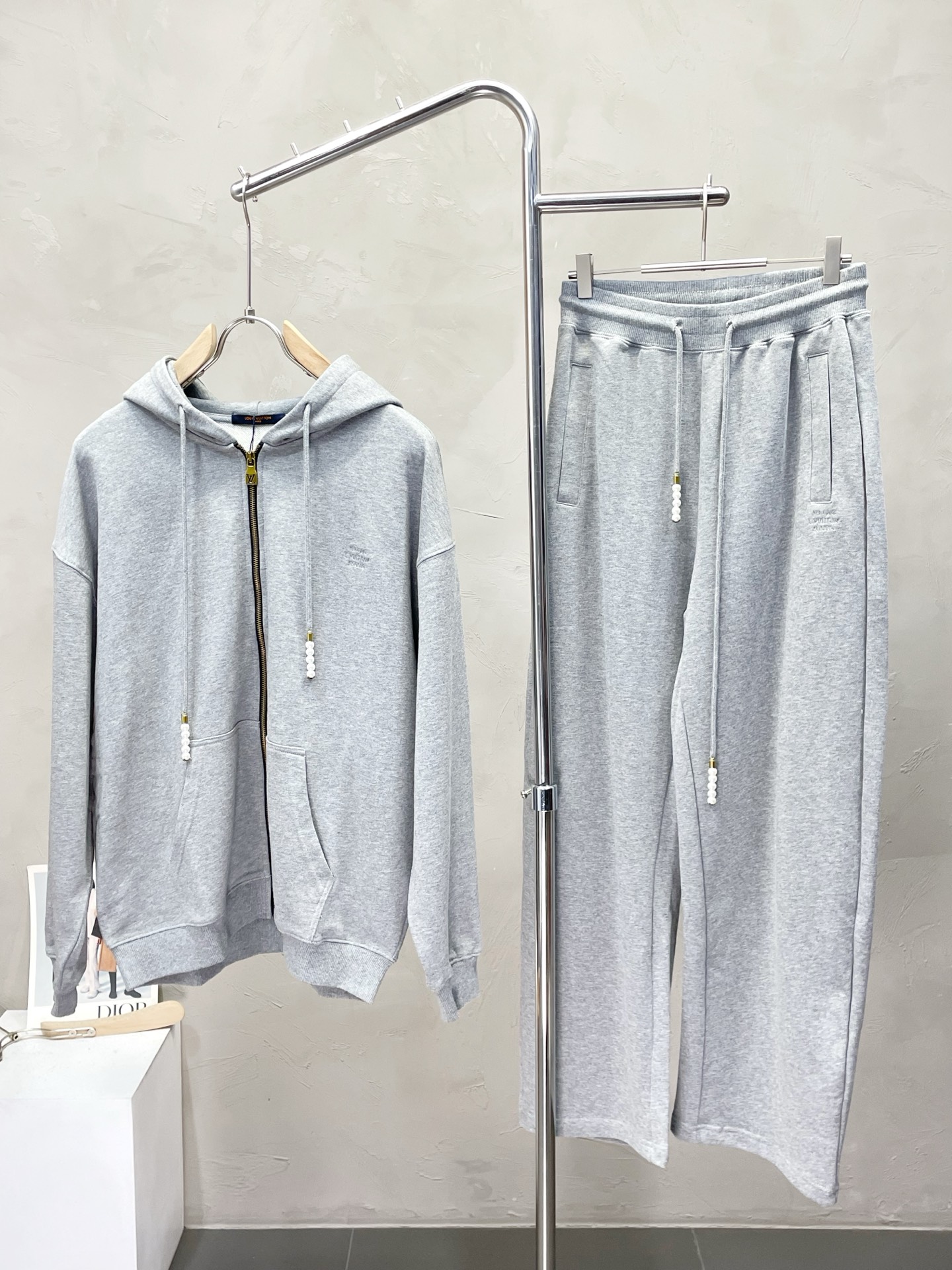 NO:537809,Tops and pants. Louis Vuitton exclusively offers the same sports suit for the new counter, full of high-end feel!  The details are exquisite and high-end, and the workmanship is impeccable!  Imported fabrics are three-dimensional, exquisite and delicate. The original high-end double-sided jersey fabrics are very high-end!  Original zipper!  The fabric is crisp, wrinkle-resistant, wear-resistant, moisture absorption, quick drying and breathable, neat and stylish. S-XL, louis vuitton, louis vuitton, alexander wang19860909上衣、裤子.Louis Vuitton路易威登独家专供新款专柜同款运动套装,高级感满满！细节精致高档,做工无可挑剔！进口面料 立体精致细腻.原版高端双面平纹针织面料很显高级！原版拉链！面料挺括抗皱耐磨,吸湿速干透气,利落有型.码数S-XL,,louis vuitton,louis vuitton,alexander wang,Men's clothing