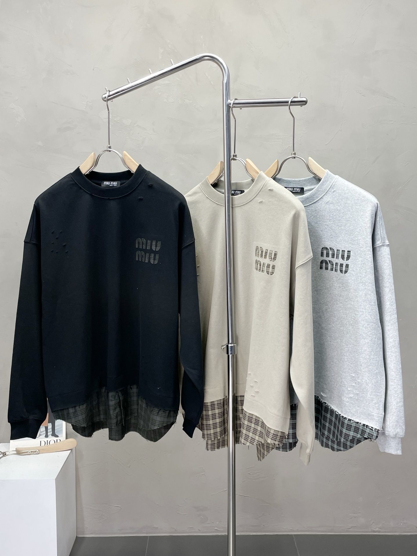 NO:537830,.Miumiu Miumiu exclusively provides new autumn and winter original single men's casual pullover sweatshirts. High-end customization. High-end version. Fashionable and versatile and popular original imported fabric. Necklace hem. Logo pattern design. Super soft and delicate touch. Skin-friendly and comfortable to wear. High-end boutique. OEM factory made the top body very good. Men's must-have items. Complete three standards. Size M-2XL,,miumiu,hoodie, sweatshirts, alexander wang.19860909.Miumiu缪谬独家专供秋冬新款原单男士休闲套头卫衣 高端定制 高版本 时尚百搭爆款原版进口面料 领口衣摆 logo图案设计 手感超柔软细腻 穿着亲肤舒适 高端精品 代工厂精细做上身非常赞 男士必备单品 三标齐全 尺码M-2XL,,miumiu,hoodie,sweatshirts,alexander wang,Men's clothing