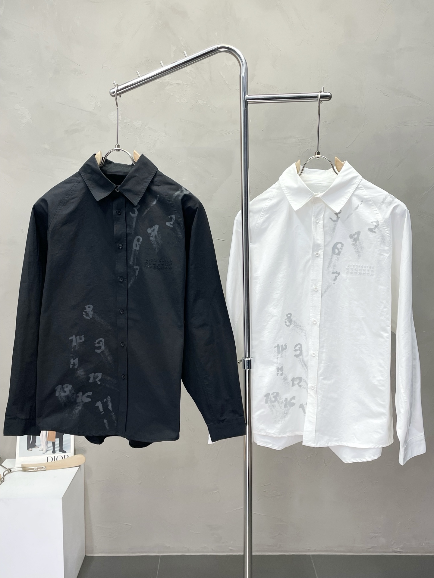 NO:537815,.Masion Margiela exclusively offers new original single men's casual shirts, high-end customization, high-version, fashionable and versatile original imported fabrics, neckline hem, logo pattern design, super soft and delicate, skin-friendly and comfortable to wear, high-end boutique, OEM, fine-made top body, very good, men's essential items, three-standard size M-2XL,,masion margiela,shirts,alexander wang19860909.Masion Margiela梅森马吉拉独家专供新款原单男士休闲衬衫 高端定制 高版本 时尚百搭爆款原版进口面料 领口衣摆 logo图案设计 手感超柔软细腻 穿着亲肤舒适 高端精品 代工厂精细做上身非常赞 男士必备单品 三标齐全 尺码M-2XL,,masion margiela,shirts,alexander wang,Men's clothing