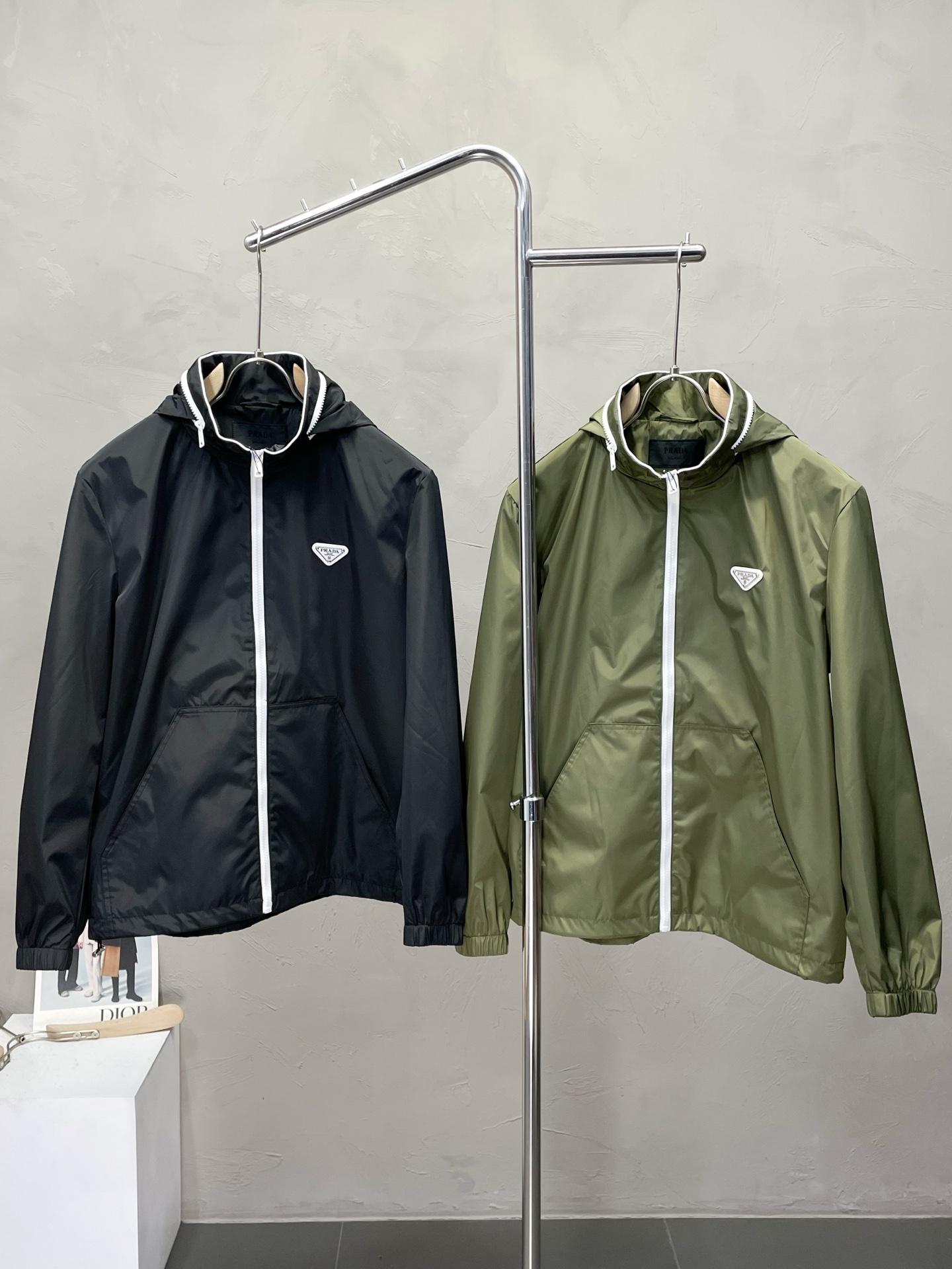 NO:537158,.Prada exclusively offers the latest fashionable jackets. Hats can be folded up. A jacket with a classic design and a very beautiful appearance. It is even more difficult to pick and control. You can buy it directly. You can't get it wrong! Through the detailed pictures, you can feel its powerful aura, and the warm-concentration effect is significant, so you don’t have to worry about the chill at all! It is both fashionable and functional, and the whole style looks more luxurious and elegant! Size M-3XL, prada, prada, jackets & coats, jackets & coats, hats, alexander wang19860909.Prada普拉达独家专供最新时尚夹克 帽子可收起设计 经典设计感与颜值爆棚的外套,品质更是无法挑剔品控可以直接入手,不容过错的高端臻品！通过细节图片便可感受到它强悍的气场,聚温保暖效果显著,完全不用担心会有一点寒意！时尚与功能性兼备,整款显得更加的奢华大气！ 尺码M-3XL,,prada,prada,jackets & coats,jackets & coats,hats,alexander wang,Men's clothing