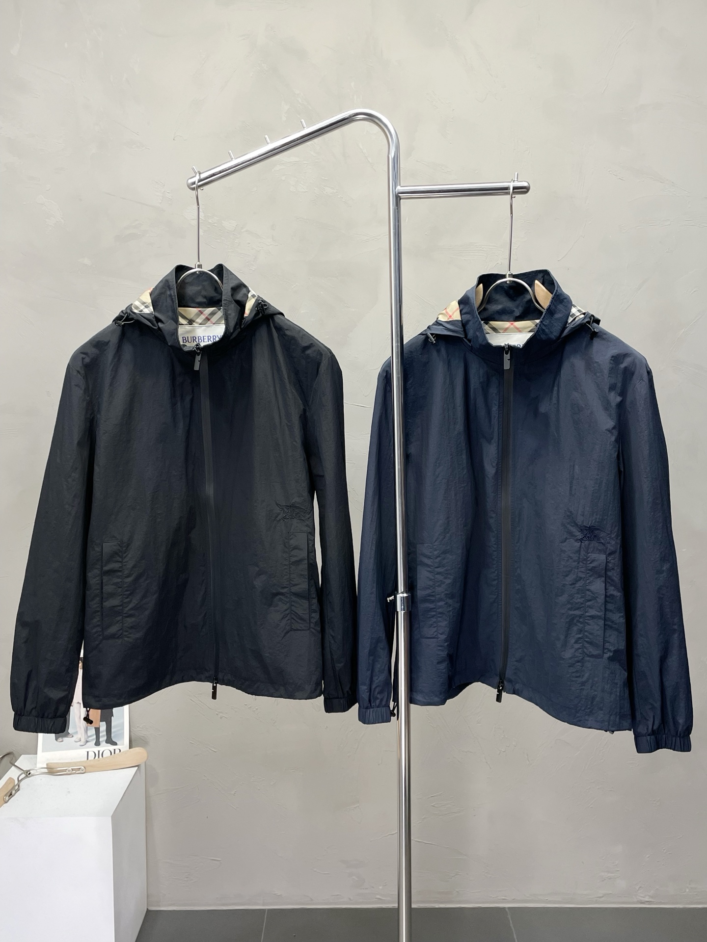 NO:537823,.Burberry exclusively offers the latest fashionable jackets, hats with removable design, classic design and super-looking jackets, quality that cannot be picked and quality control can be purchased directly, and high-end products that cannot be missed! Through the detailed pictures, you can feel its powerful aura, and the effect of gathering and keeping warm is significant. There is no need to worry about the chill at all! It is both fashionable and functional, and the whole style looks more luxurious and elegant! Size M-3XL, Burberry, Burberry, Jackets & coats, Jackets & coats, Hats, Alexander wang19860909.Burberry巴宝莉独家专供最新时尚夹克 帽子可拆卸设计 经典设计感与颜值爆棚的外套,品质更是无法挑剔品控可以直接入手,不容过错的高端臻品！通过细节图片便可感受到它强悍的气场,聚温保暖效果显著,完全不用担心会有一点寒意！时尚与功能性兼备,整款显得更加的奢华大气！ 尺码M-3XL,,burberry,burberry,jackets & coats,jackets & coats,hats,alexander wang,Men's clothing