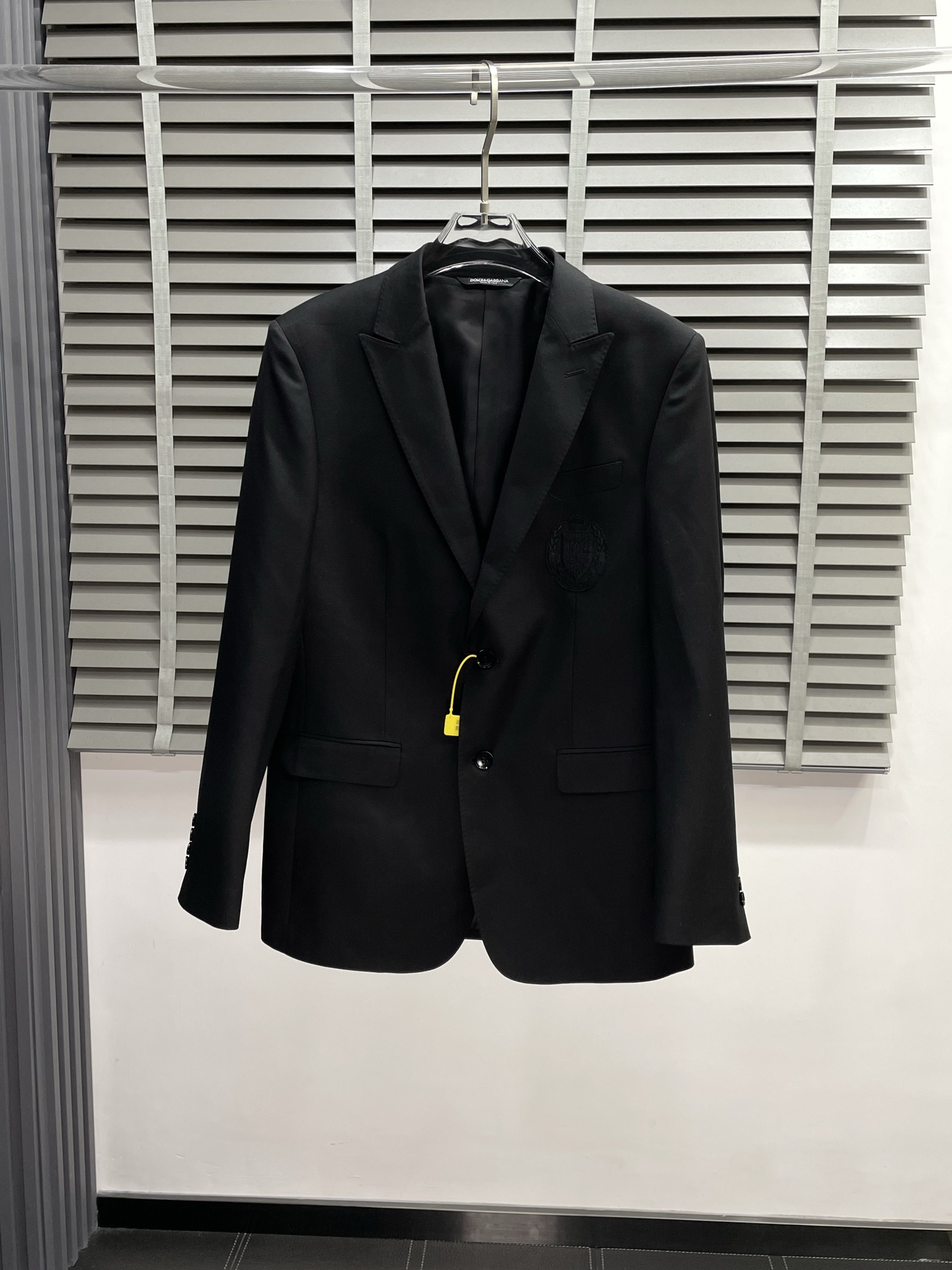 NO:540842,/Set. Single West, Trousers. Dolce & Gabbana Spring and Autumn New Suit Set, Foreign Trade Company Order Simple and Casual Suit Jacket, Exclusively for imported original polyester fiber fabric, breathable, soft and warm, strong straight and drape, the whole piece of clothing is neat and flat, all hardware accessories are customer-supplied top-grade accessories with logo, which is obvious to be high-end fabric. This fabric is woven. There is no good product from the outside through a regular manufacturer, without any picky place. This jacket is often worn and has strong practicality. Size jacket 46-58. Pants 29-38, Dolce & Gabbana, Dolce & Gabbana, jackets & coats, business suit, alexander wang19860909/套.单西、西裤.Dolce&Gabbana杜嘉班纳春秋新款西服套装,外贸公司订单 简约休闲西装外套,独家专供进口原版聚酯纤维面料,透气柔软保暖性很强,笔挺垂感十足,整件衣服车工走线整齐平整,所有五金附料都是客供带logo顶级配件 一看就是高档的面料 这种面料都是定织的 外面根本就没有 正规大厂途径出来的好货,无任何有挑剔的地方 这样的一件外套属于常备常穿的,实用性很强.尺码外套46-58.裤子29-38,,Dolce&Gabbana,Dolce&Gabbana,jackets & coats,business suit,alexander wang,Men's clothing