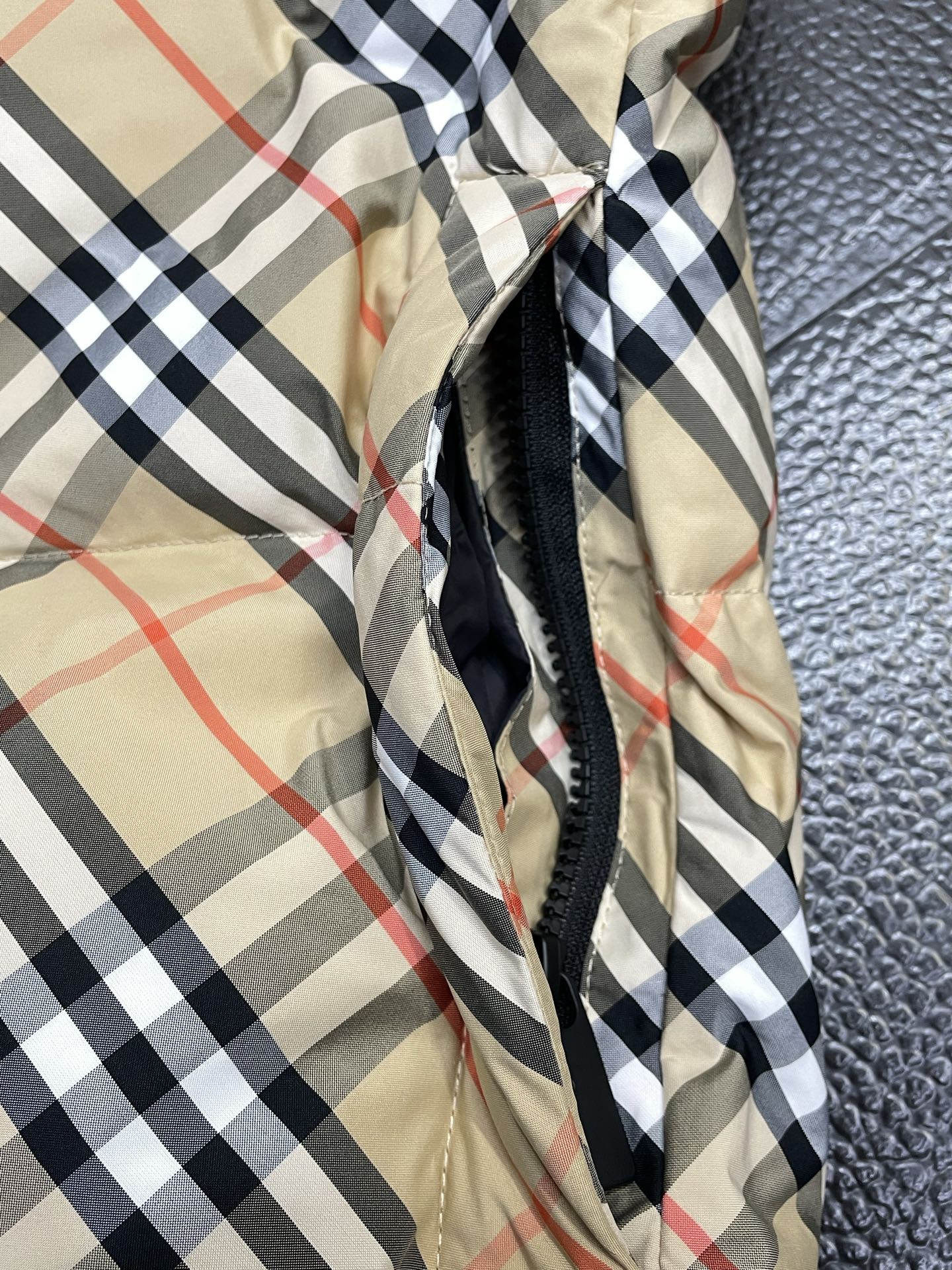 。羽绒服- Burberry巴宝莉💥独家专供秋冬新款高领羽绒马甲。斜格纹饰章羽绒马甲 贸易公司渠道稀出，