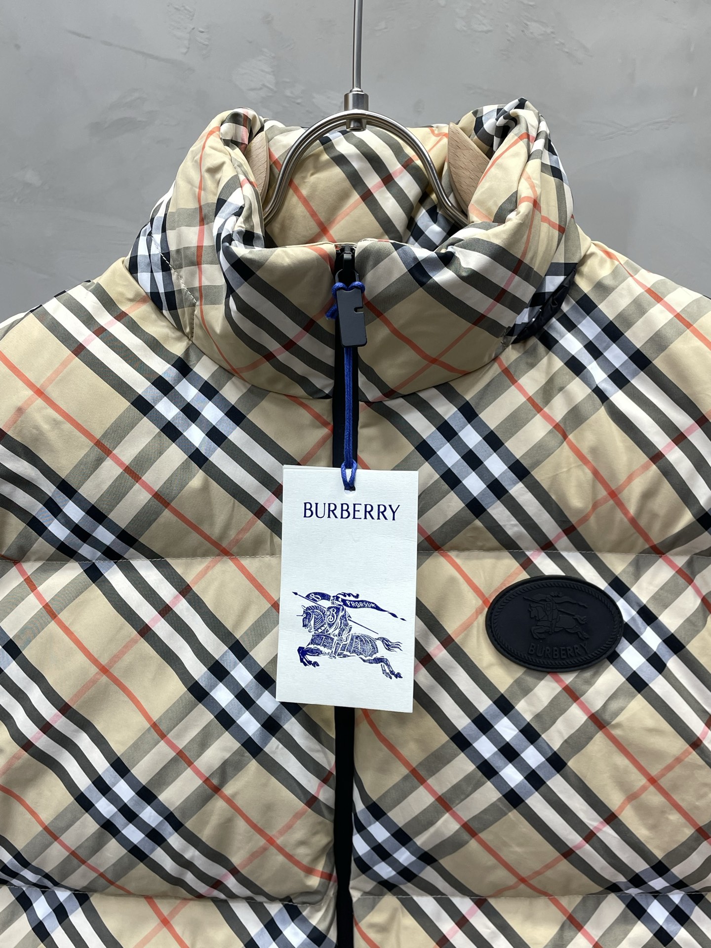 。羽绒服- Burberry巴宝莉💥独家专供秋冬新款高领羽绒马甲。斜格纹饰章羽绒马甲 贸易公司渠道稀出，