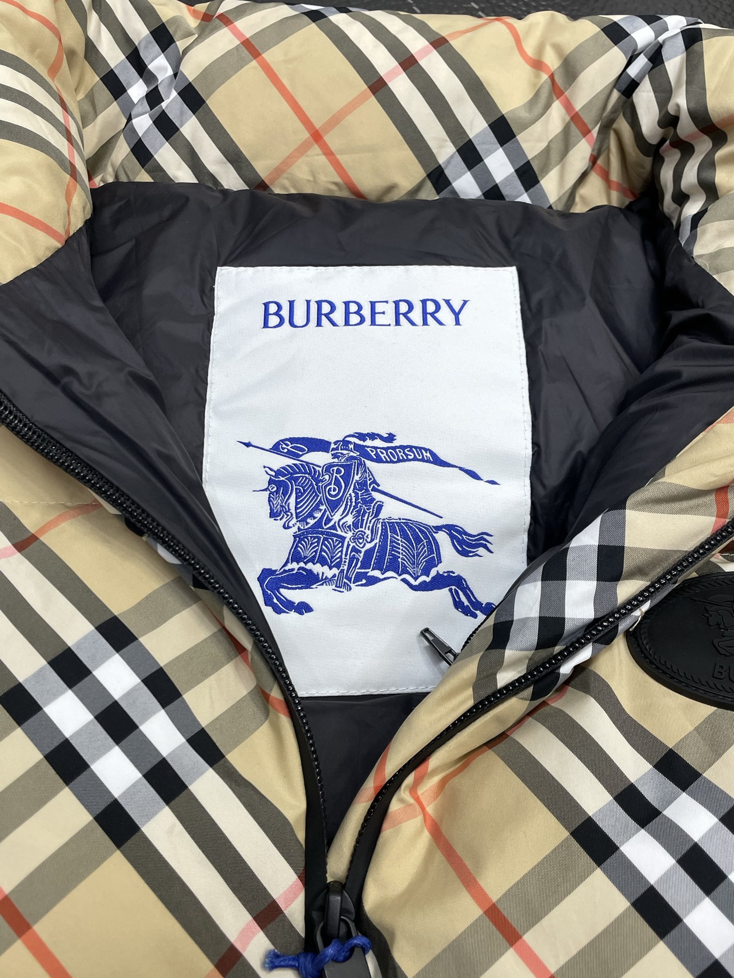 。羽绒服- Burberry巴宝莉💥独家专供秋冬新款高领羽绒马甲。斜格纹饰章羽绒马甲 贸易公司渠道稀出，