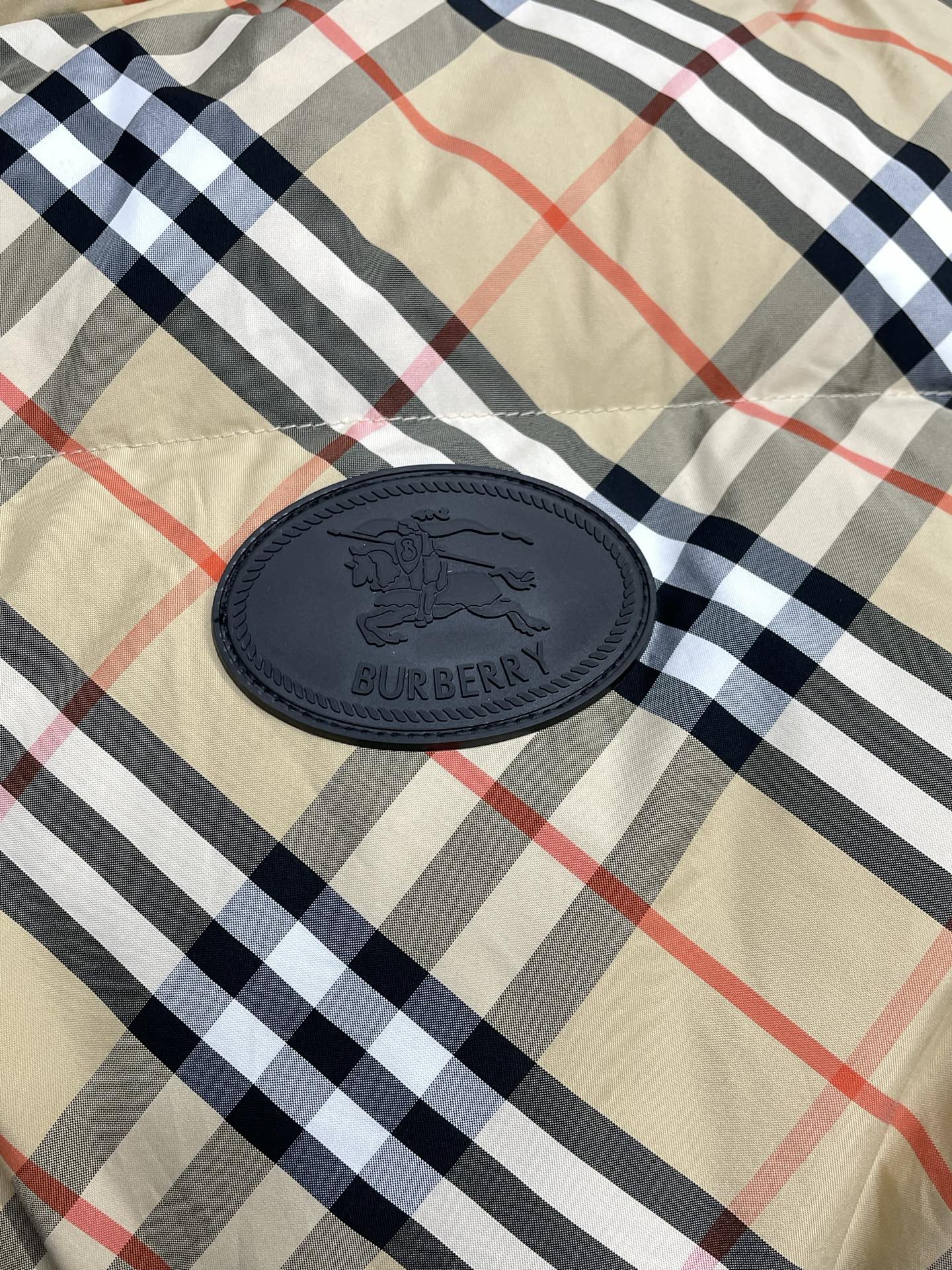 。羽绒服- Burberry巴宝莉💥独家专供秋冬新款高领羽绒马甲。斜格纹饰章羽绒马甲 贸易公司渠道稀出，