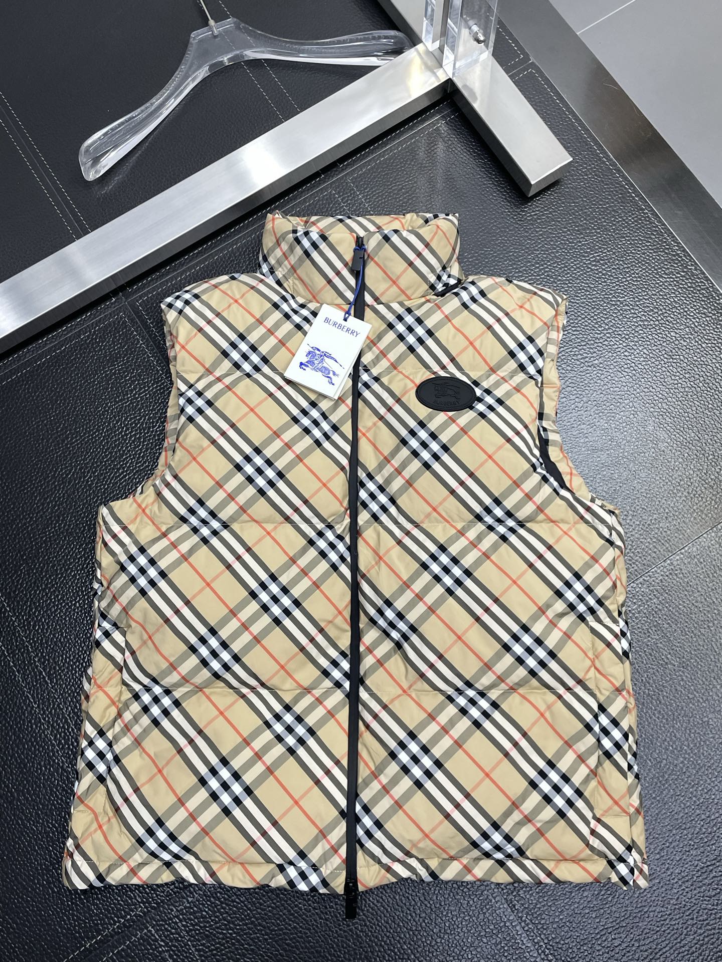 。羽绒服- Burberry巴宝莉💥独家专供秋冬新款高领羽绒马甲。斜格纹饰章羽绒马甲 贸易公司渠道稀出，