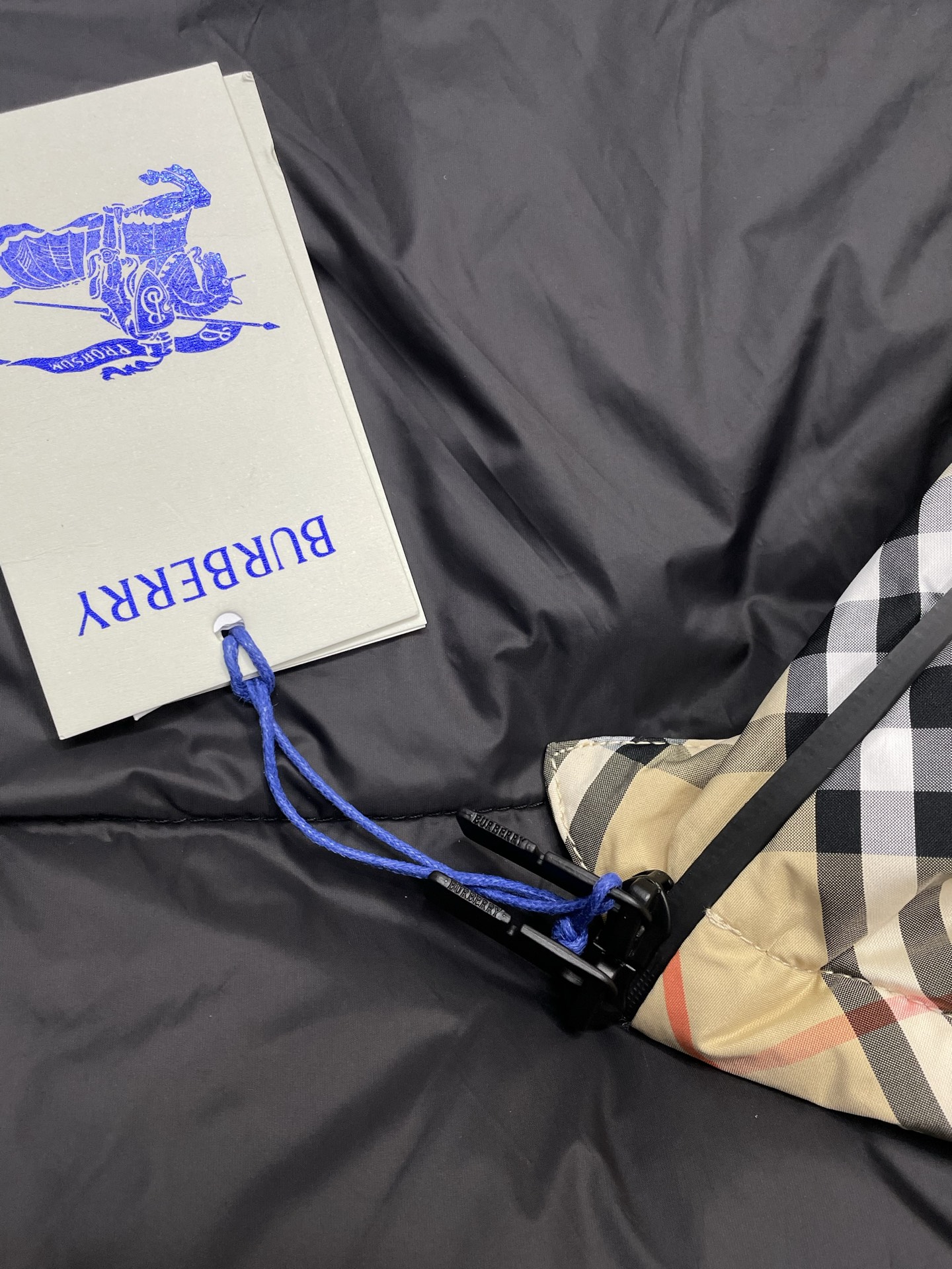 。羽绒服- Burberry巴宝莉💥独家专供秋冬新款高领羽绒马甲。斜格纹饰章羽绒马甲 贸易公司渠道稀出，