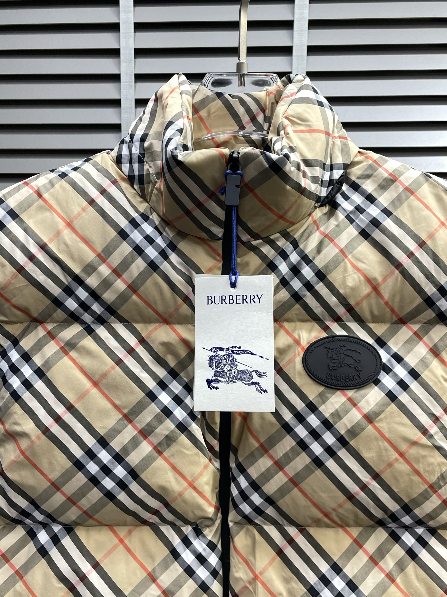 。羽绒服- Burberry巴宝莉💥独家专供秋冬新款高领羽绒马甲。斜格纹饰章羽绒马甲 贸易公司渠道稀出，