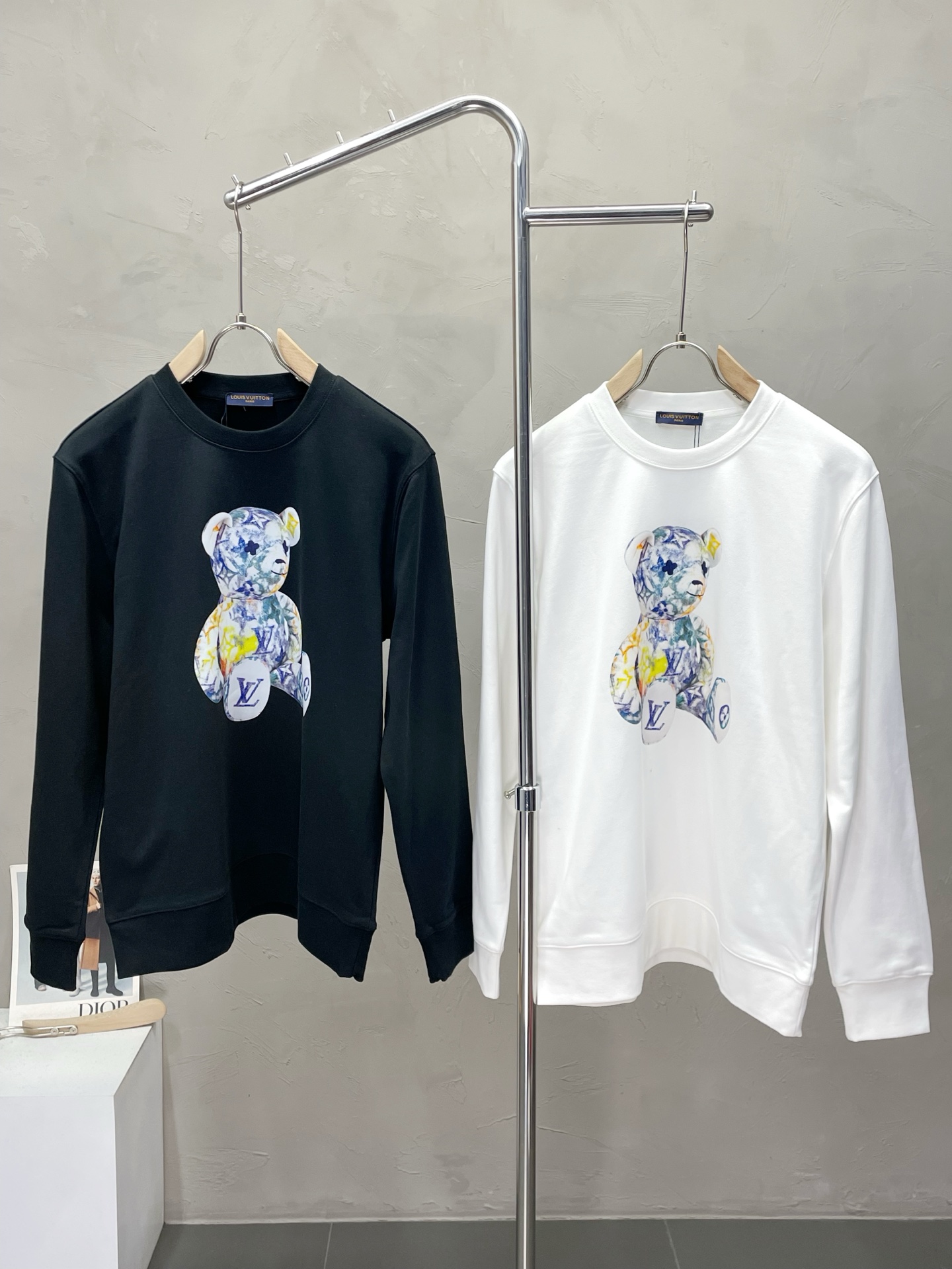 NO:537812,.Louis Vuitton exclusively offers new original single men's casual sweatshirts. High-end customization. High-end version. Fashionable and versatile imported fabrics. Super soft and delicate touch. Skin-friendly and comfortable to wear. High-end boutique. OEM is very good at making the upper body. Must have men's essential items. Three standards are complete. Number M-2XL,,louis vuitton,louis vuitton,hoodie,sweatshirts,alexander wang19860909.Louis Vuitton路易威登独家专供新款原单男士休闲卫衣 高端定制 高端版本 时尚百搭爆款进口面料 手感超柔软细腻 穿着亲肤舒适 高端精品 代工厂精细做上身非常赞 男士必备单品 三标齐全 码数M-2XL,,louis vuitton,louis vuitton,hoodie,sweatshirts,alexander wang,Men's clothing