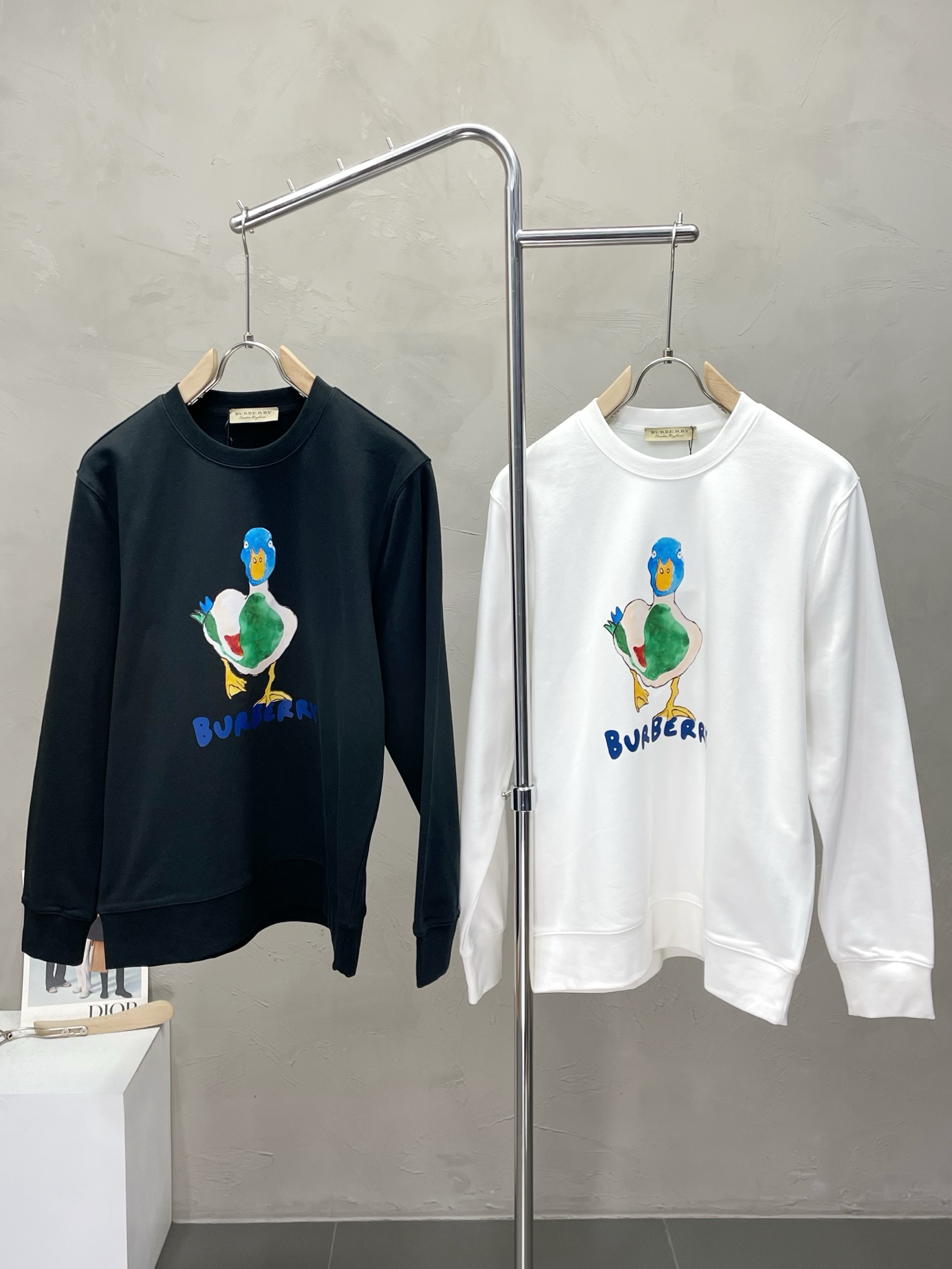 NO:537170,.Burberry Burberry exclusively offers new original single men's casual sweatshirts. High-end customization. High-end version. Fashionable and versatile imported fabrics. Super soft and delicate touch. Skin-friendly and comfortable to wear. High-end boutique. OEM is very good at making the upper body. Men's must-have items. Complete three standards. Number M-2XL, burberry, burberry, hoodie, sweatshirts, alexander wang.19860909.Burberry巴宝莉独家专供新款原单男士休闲卫衣 高端定制 高端版本 时尚百搭爆款进口面料 手感超柔软细腻 穿着亲肤舒适 高端精品 代工厂精细做上身非常赞 男士必备单品 三标齐全 码数M-2XL,,burberry,burberry,hoodie,sweatshirts,alexander wang,Men's clothing