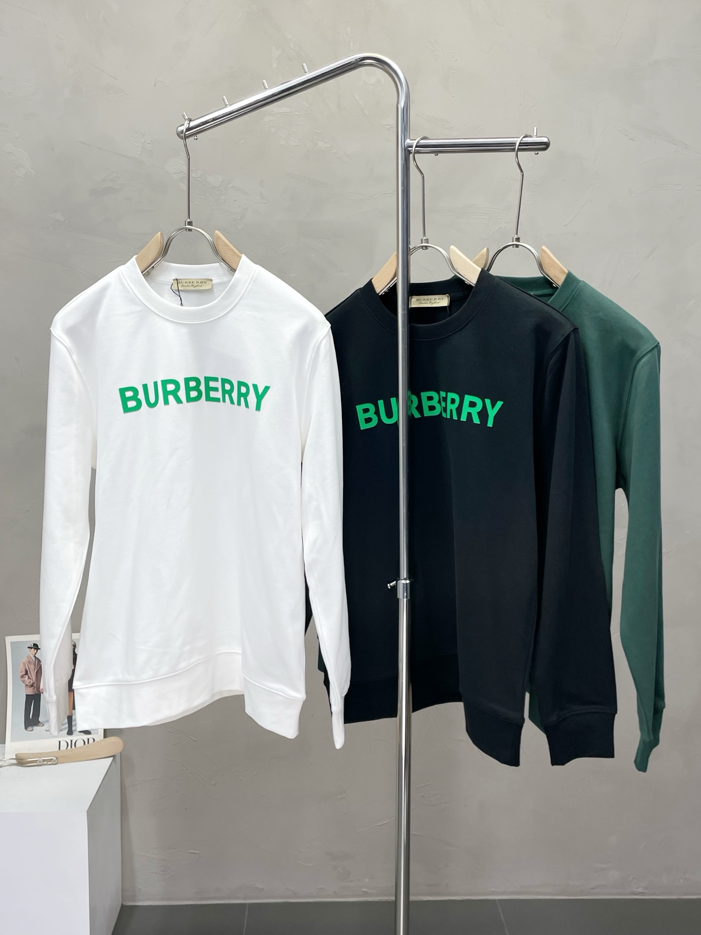 NO:537822,.Burberry Burberry exclusively offers new original single men's casual sweatshirts. High-end customization. High-end version. Fashionable and versatile imported fabrics. Super soft and delicate touch. Skin-friendly and comfortable to wear. High-end boutique. OEM is very good at making the upper body. Men's must-have items. Complete three standards. Number M-2XL, burberry, burberry, hoodie, sweatshirts, alexander wang.19860909.Burberry巴宝莉独家专供新款原单男士休闲卫衣 高端定制 高端版本 时尚百搭爆款进口面料 手感超柔软细腻 穿着亲肤舒适 高端精品 代工厂精细做上身非常赞 男士必备单品 三标齐全 码数M-2XL,,burberry,burberry,hoodie,sweatshirts,alexander wang,Men's clothing