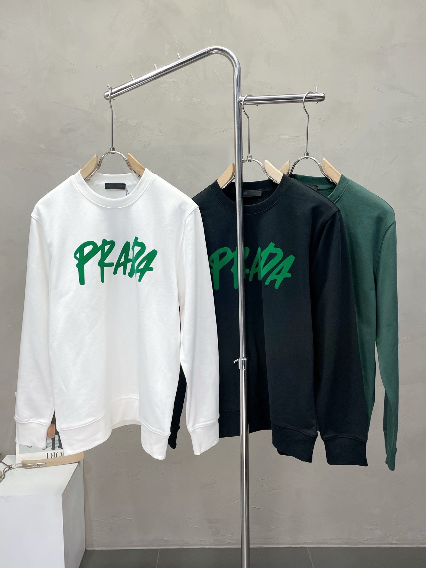 NO:537176,.Prada exclusively offers new original single men's casual sweatshirts, high-end customization, high-end version, fashionable and versatile imported fabric, super soft and delicate, skin-friendly and comfortable to wear, high-end boutique, OEM, fine production, very good for the upper body, men's essential items, three standards, complete code number M-2XL,,prada,prada,hoodie,sweatshirts,alexander wang19860909.Prada普拉达独家专供新款原单男士休闲卫衣 高端定制 高端版本 时尚百搭爆款进口面料 手感超柔软细腻 穿着亲肤舒适 高端精品 代工厂精细做上身非常赞 男士必备单品 三标齐全 码数M-2XL,,prada,prada,hoodie,sweatshirts,alexander wang,Men's clothing