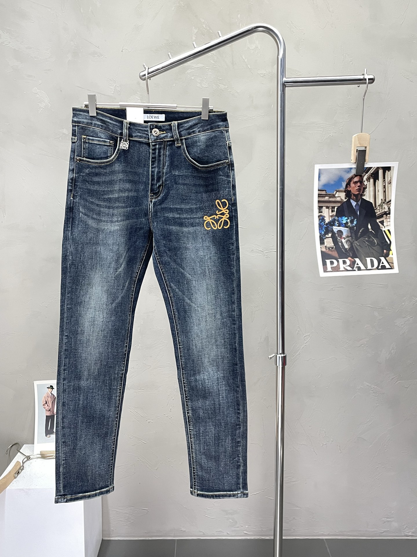 NO:539724,.LOEWE exclusively offers the new high-end version of casual jeans!  Customized fabrics for counters are breathable and comfortable, with impeccable details, and the brand element design concept reflects high quality. The feel is delicate and soft!  It is casually cut, with a great upper body style!  Number of codes 28-38 (no 35.37), loewe,loewe,jeans,alexander wang19860909.LOEWE罗意威独家专供新款休闲牛仔裤高端版本！专柜定制面料 透气舒适度高,细节无可挑剔,品牌元素设计理念,体现高品质.手感细腻柔软！呈现休闲裁剪,上身版型超赞！ 码数28-38（无35.37）,,loewe,loewe,jeans,alexander wang,Men's clothing