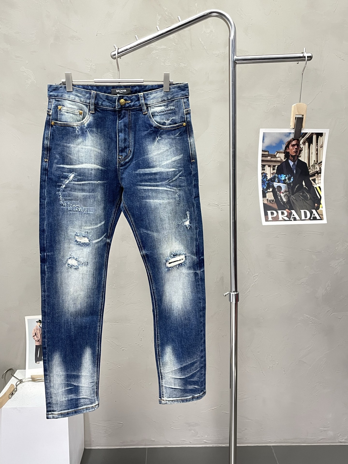 NO:539730,.BALMAIN exclusively offers new casual jeans high-end versions!  Customized fabrics for counters are breathable and comfortable, with impeccable details, and the brand element design concept reflects high quality. The feel is delicate and soft!  It is casually cut, with a great upper body style!  Count 28-38 (no 35.37), balmain, balmain, jeans, alexander wang19860909.BALMAIN巴尔曼独家专供新款休闲牛仔裤高端版本！专柜定制面料 透气舒适度高,细节无可挑剔,品牌元素设计理念,体现高品质.手感细腻柔软！呈现休闲裁剪,上身版型超赞！ 码数28-38（无35.37）,,balmain,balmain,jeans,alexander wang,Men's clothing