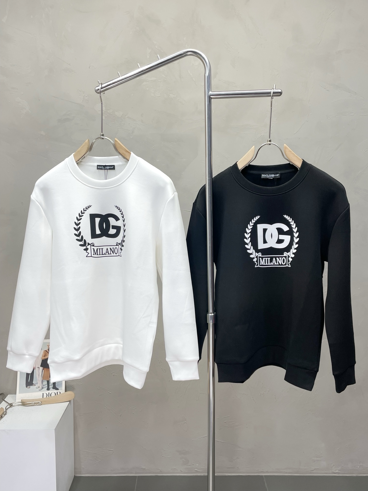 NO:537820,.Dolce & Gabbana exclusively offers the latest fashion plush sweatshirts. A jacket with a classic design and great appearance. It is even more difficult to pick and control. You can buy it directly. It is a high-end quality product that cannot be missed! Through the detailed pictures, you can feel its powerful aura, and the warm-concentration effect is significant, so you don’t have to worry about the chill at all! It is both fashionable and functional, and the whole style looks more luxurious and elegant! Size M-3XL, Dolce & Gabbana, Dolce & Gabbana, hoodie, sweatshirts, jackets & coats, alexander wang19860909.Dolce&Gabbana杜嘉班纳独家专供最新时尚加绒卫衣 经典设计感与颜值爆棚的外套,品质更是无法挑剔品控可以直接入手,不容过错的高端臻品！通过细节图片便可感受到它强悍的气场,聚温保暖效果显著,完全不用担心会有一点寒意！时尚与功能性兼备,整款显得更加的奢华大气！ 尺码M-3XL,,Dolce&Gabbana,Dolce&Gabbana,hoodie,sweatshirts,jackets & coats,alexander wang,Men's clothing