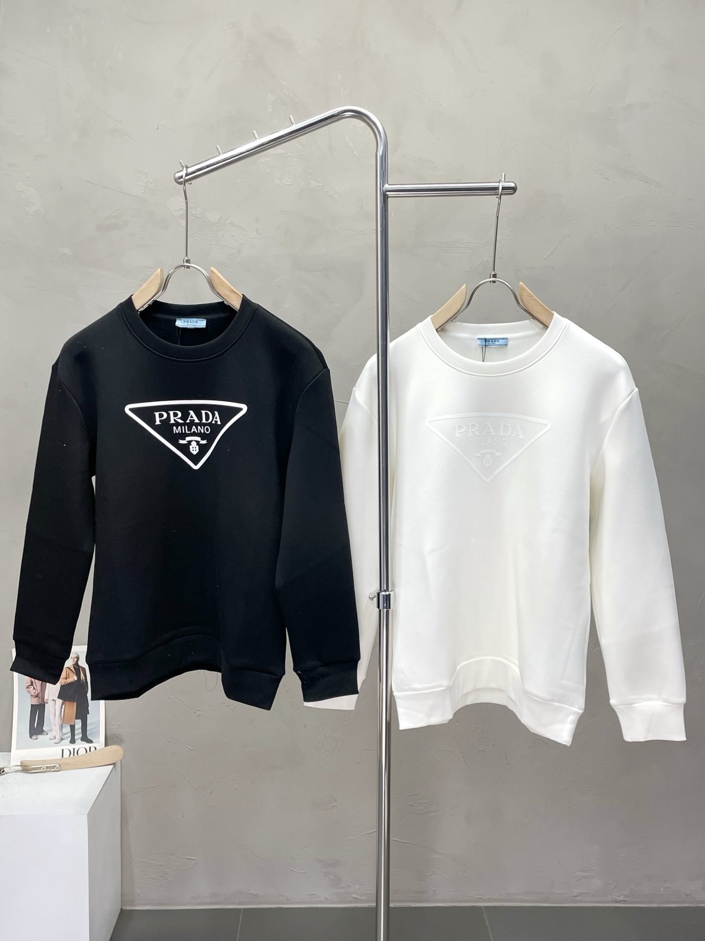 NO:537827,.Prada exclusively offers the latest fashion plush sweatshirts. A jacket with a classic design and great appearance. It is even more difficult to pick and control. You can buy it directly. You can't get it wrong! Through the detailed pictures, you can feel its powerful aura, and the warm-concentration effect is significant, so you don’t have to worry about the chill at all! It is both fashionable and functional, and the whole style looks more luxurious and elegant! Size M-3XL, prada, prada, hoodie, sweatshirts, jackets & coats, alexander wang19860909.Prada普拉达独家专供最新时尚加绒卫衣 经典设计感与颜值爆棚的外套,品质更是无法挑剔品控可以直接入手,不容过错的高端臻品！通过细节图片便可感受到它强悍的气场,聚温保暖效果显著,完全不用担心会有一点寒意！时尚与功能性兼备,整款显得更加的奢华大气！ 尺码M-3XL,,prada,prada,hoodie,sweatshirts,jackets & coats,alexander wang,Men's clothing