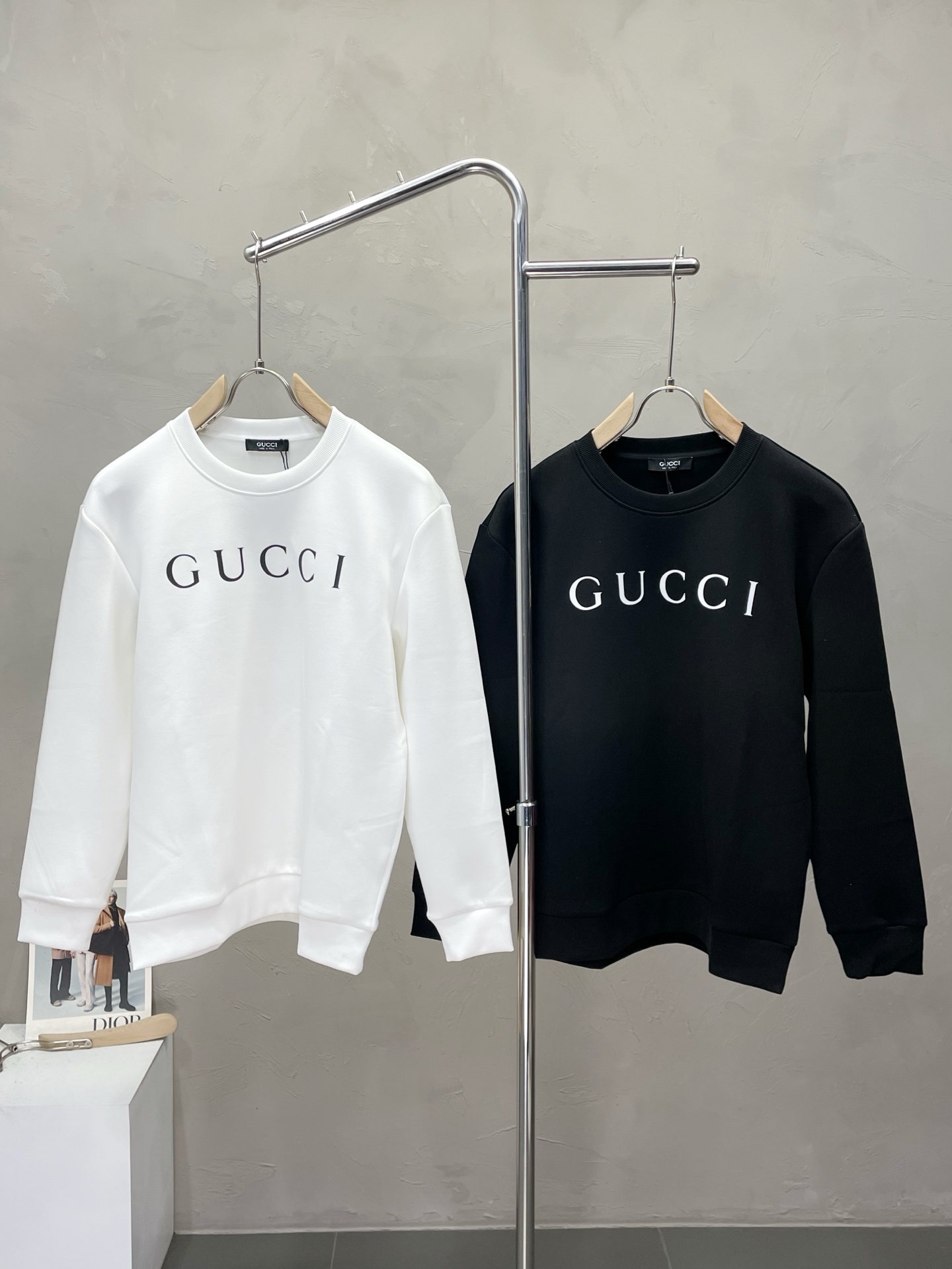 NO:537173,.Gucci exclusively provides the latest fashion plush sweatshirts. A jacket with a classic design and great appearance. It is even more difficult to pick and quality control. You can buy it directly. You can't get it wrong! Through the detailed pictures, you can feel its powerful aura, and the warm-concentration effect is significant, so you don’t have to worry about the chill at all! It is both fashionable and functional, and the whole style looks more luxurious and elegant! Size M-3XL, gucci,gucci,hoodie,sweatshirts,jackets & coats,alexander wang19860909.Gucci古驰独家专供最新时尚加绒卫衣 经典设计感与颜值爆棚的外套,品质更是无法挑剔品控可以直接入手,不容过错的高端臻品！通过细节图片便可感受到它强悍的气场,聚温保暖效果显著,完全不用担心会有一点寒意！时尚与功能性兼备,整款显得更加的奢华大气！ 尺码M-3XL,,gucci,gucci,hoodie,sweatshirts,jackets & coats,alexander wang,Men's clothing