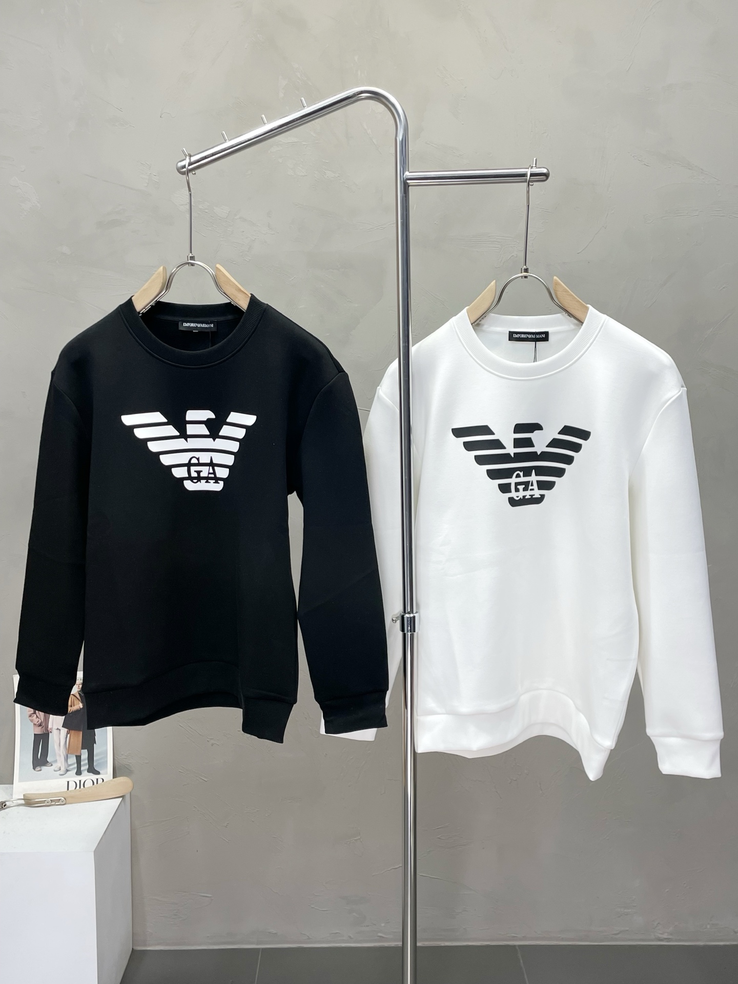 NO:537836,.ARMANI exclusively offers the latest fashion plush sweatshirts. A jacket with a classic design and great appearance. It is even more difficult to pick and control. You can buy it directly. It is a high-end quality product that cannot be missed! Through the detailed pictures, you can feel its powerful aura, and the effect of gathering and keeping warm is significant. There is no need to worry about the chill at all! It is both fashionable and functional, and the whole style looks more luxurious and elegant! Size M-3XL, Armani, Armani, hoodie, sweatshirts, jackets & coats, alexander wang19860909.ARMANI阿玛尼独家专供最新时尚加绒卫衣 经典设计感与颜值爆棚的外套,品质更是无法挑剔品控可以直接入手,不容过错的高端臻品！通过细节图片便可感受到它强悍的气场,聚温保暖效果显著,完全不用担心会有一点寒意！时尚与功能性兼备,整款显得更加的奢华大气！ 尺码M-3XL,,armani,armani,hoodie,sweatshirts,jackets & coats,alexander wang,Men's clothing