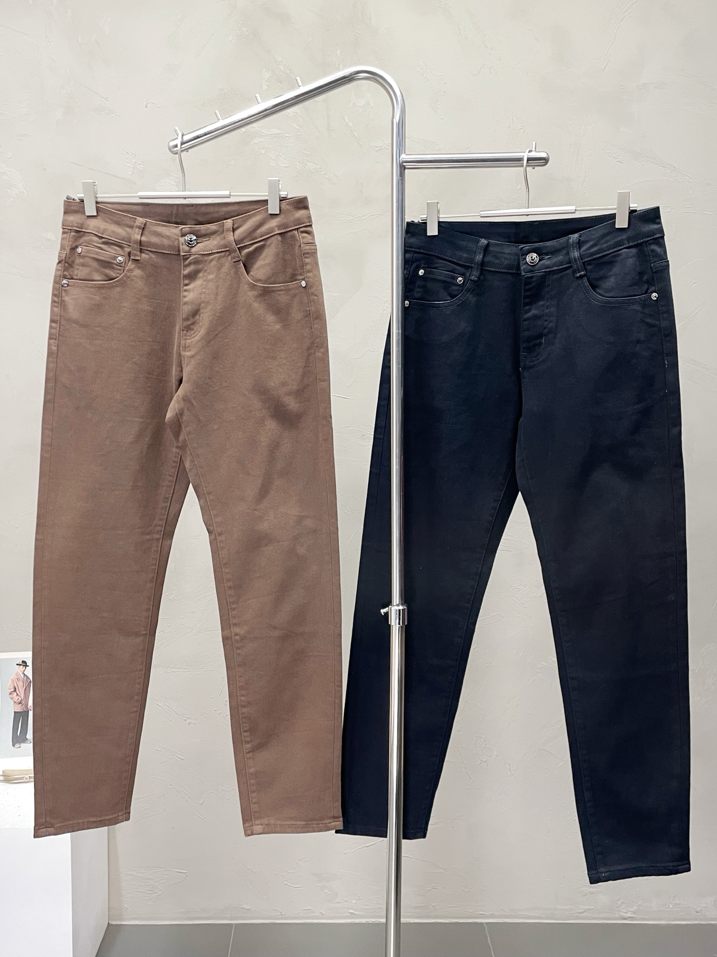 NO:537807,.BOSS exclusively offers the high-end version of new casual straight-leg pants. Customized counter fabrics are breathable and comfortable, impeccable details, and the brand element design concept reflects high quality. The feel is delicate and soft!  It is casually cut, with a great upper body style!  Number of codes 28-38, alexander wang19860909.BOSS独家专供新款休闲直脚裤高端版本 专柜定制面料 透气舒适度高,细节无可挑剔,品牌元素设计理念,体现高品质.手感细腻柔软！呈现休闲裁剪,上身版型超赞！码数28-38,,alexander wang,Men's clothing