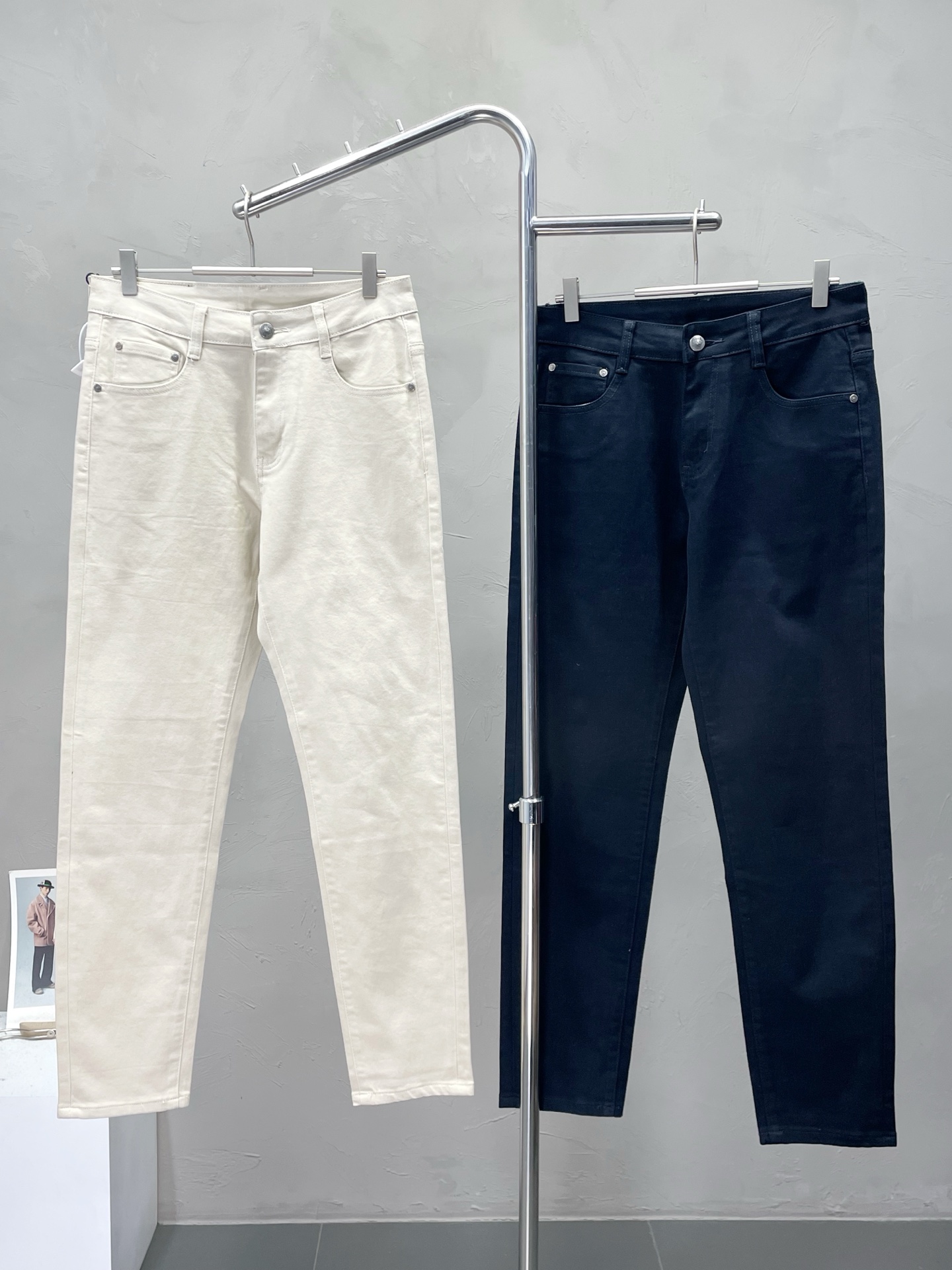 NO:539742,.VERSACE exclusively offers the new high-end version of casual straight-leg pants. Customized counter fabrics are breathable and comfortable, impeccable details, and the brand element design concept reflects high quality. The feel is delicate and soft!  It is casually cut, with a great upper body style!  Count 28-38, versace, versace, alexander wang19860909.VERSACE范思哲独家专供新款休闲直脚裤高端版本 专柜定制面料 透气舒适度高,细节无可挑剔,品牌元素设计理念,体现高品质.手感细腻柔软！呈现休闲裁剪,上身版型超赞！码数28-38,,versace,versace,alexander wang,Men's clothing