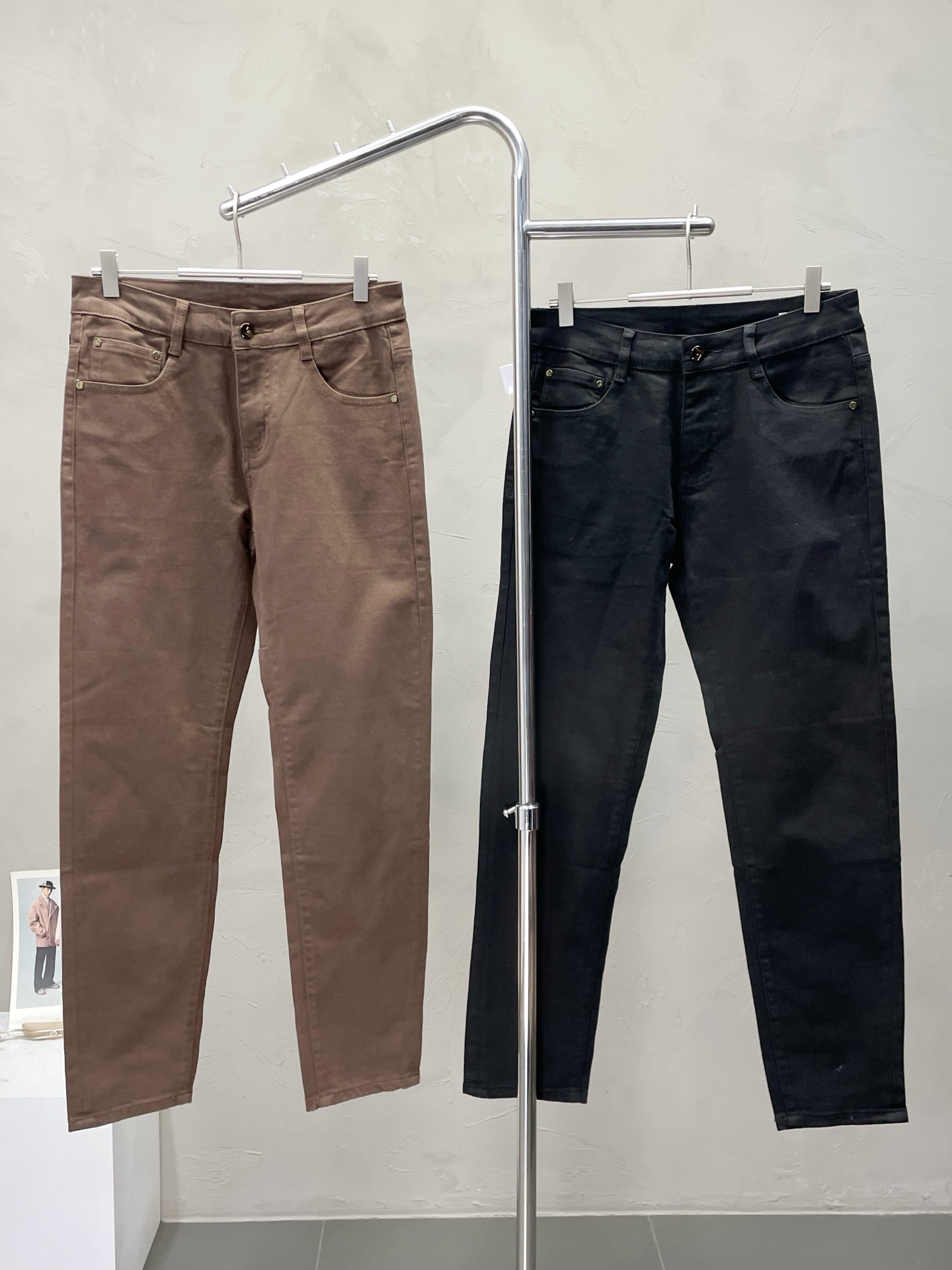 NO:539733,.ARMANI exclusively offers the new high-end version of casual straight-leg pants. Customized fabrics, breathable and comfortable, impeccable details, brand elements design concept, reflecting high quality. The feel is delicate and soft!  It is casually cut, with a great upper body style!  Number of codes 28-38, Armani, Armani, Alexander wang19860909.ARMANI阿玛尼独家专供新款休闲直脚裤高端版本 定制面料 透气舒适度高,细节无可挑剔,品牌元素设计理念,体现高品质.手感细腻柔软！呈现休闲裁剪,上身版型超赞！码数28-38,,armani,armani,alexander wang,Men's clothing