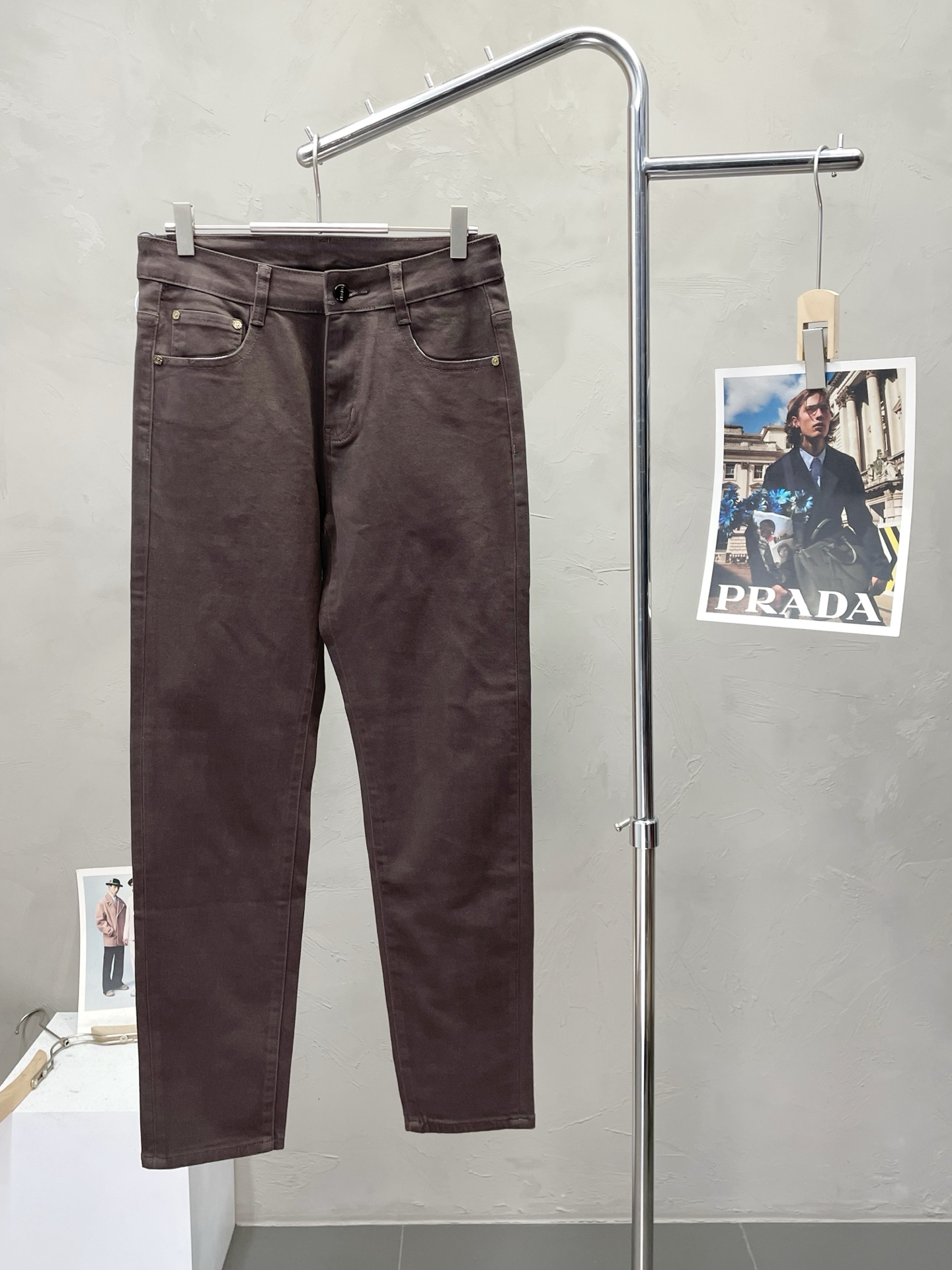 NO:540801,.Prada exclusively offers new casual straight-leg pants high-end versions. Customized counter fabrics are breathable and comfortable, impeccable details, and the brand element design concept reflects high quality. The feel is delicate and soft!  It is casually cut, with a great upper body style!  Number of codes 28-38, prada, prada, alexander wang19860909.Prada普拉达独家专供新款休闲直脚裤高端版本 专柜定制面料 透气舒适度高,细节无可挑剔,品牌元素设计理念,体现高品质.手感细腻柔软！呈现休闲裁剪,上身版型超赞！码数28-38,,prada,prada,alexander wang,Men's clothing