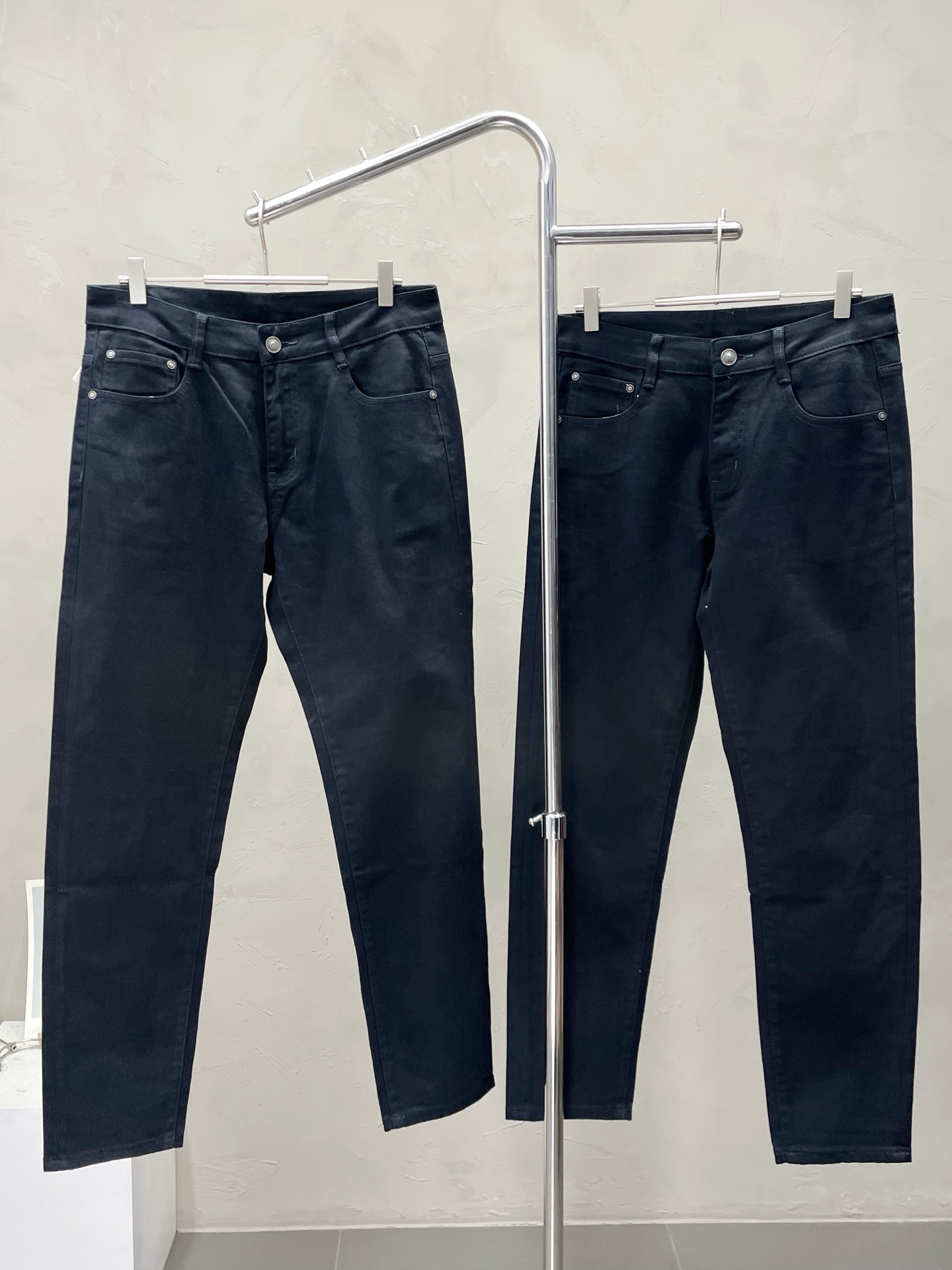 NO:563931,.Dior exclusively provides high-end versions of new casual straight-leg pants. Customized fabrics at the counter. Highly breathable and comfortable, with impeccable details. The brand element design concept embodies high quality. It feels delicate and soft!  It presents a casual cut and the upper body shape is awesome!  Code number 28-38 (there are 35),,dior,dior,alexander wang19860909.Dior迪奥独家专供新款休闲直脚裤高端版本 专柜定制面料 透气舒适度高,细节无可挑剔,品牌元素设计理念,体现高品质.手感细腻柔软！呈现休闲裁剪,上身版型超赞！码数28-38（有35）,,dior,dior,alexander wang,Men's clothing