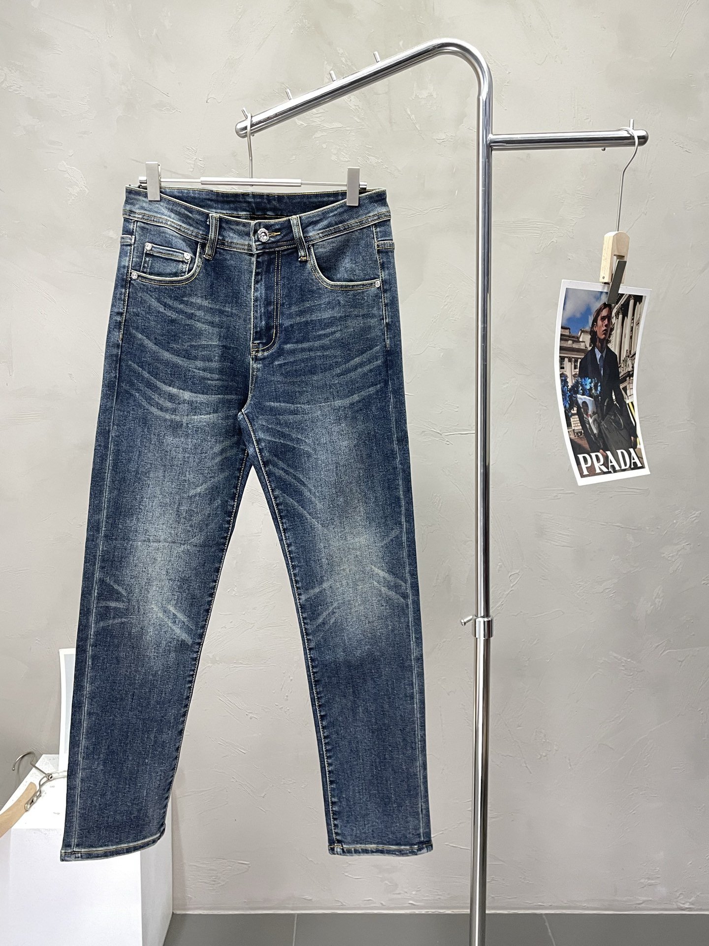 NO:537801,.Versace exclusively offers the new high-end version of casual jeans. Customized fabrics for counters are breathable and comfortable, with impeccable details, and the brand element design concept reflects high quality. The feel is delicate and soft!  It is casually cut, with a great upper body style!  Number of codes 28-38 (35), versace, versace, jeans, alexander wang19860909.Versace范思哲独家专供新款休闲牛仔裤高端版本 专柜定制面料 透气舒适度高,细节无可挑剔,品牌元素设计理念,体现高品质.手感细腻柔软！呈现休闲裁剪,上身版型超赞！码数28-38（有35）,,versace,versace,jeans,alexander wang,Men's clothing