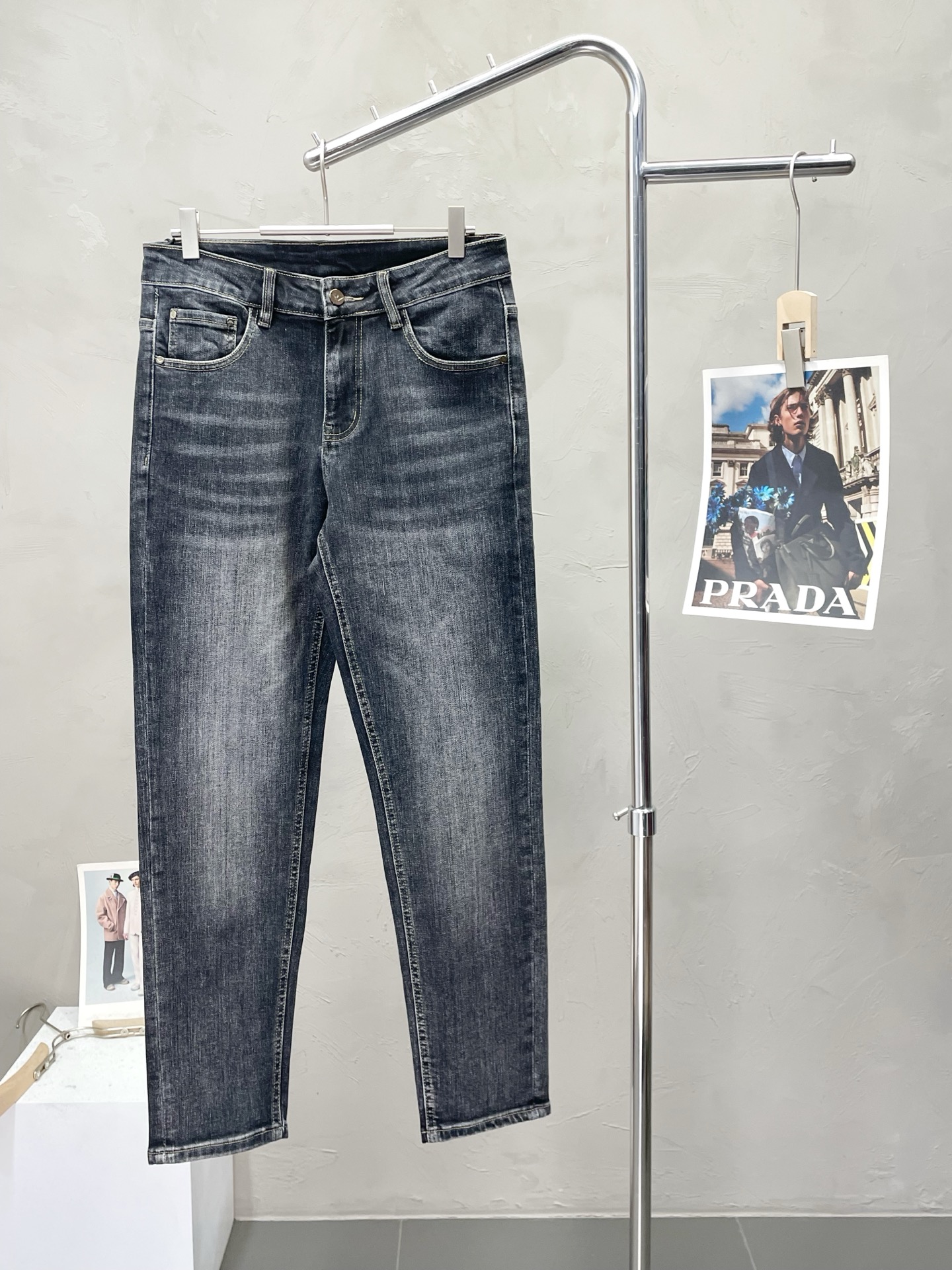 NO:540803,.ARMANI exclusively offers the new high-end version of casual jeans. Customized fabrics for counters, breathable and comfortable, impeccable details, brand elements design concept, reflecting high quality. The feel is delicate and soft!  It is casually cut, with a great upper body style!  Number of codes 28-38 (35), Armani, Armani, Jeans, Alexander wang19860909.ARMANI阿玛尼独家专供新款休闲牛仔裤高端版本 专柜定制面料 透气舒适度高,细节无可挑剔,品牌元素设计理念,体现高品质.手感细腻柔软！呈现休闲裁剪,上身版型超赞！码数28-38（有35）,,armani,armani,jeans,alexander wang,Men's clothing